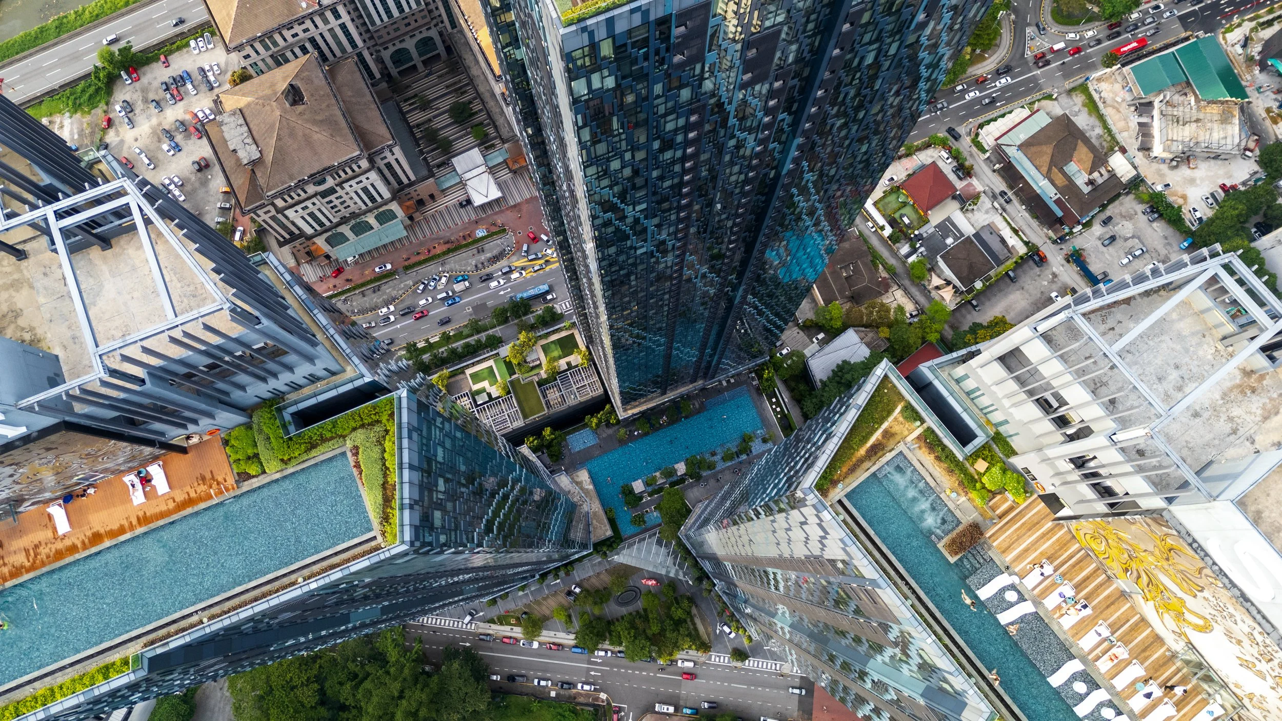 Vue plongeante vertigineuse depuis la Menara KL sur les gratte-ciels et toits-piscines de Kuala Lumpur