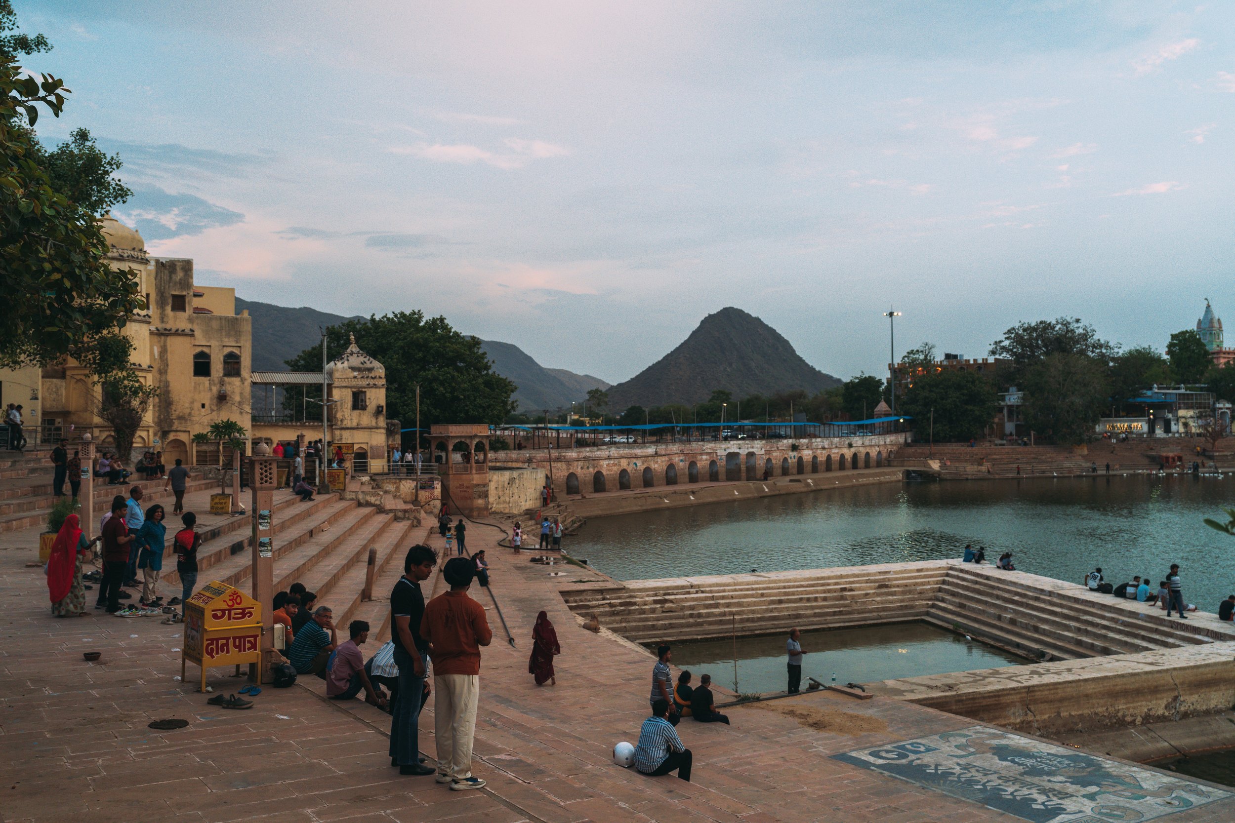 Ghats et pèlerins autour du lac sacré de Pushkar au coucher du soleil