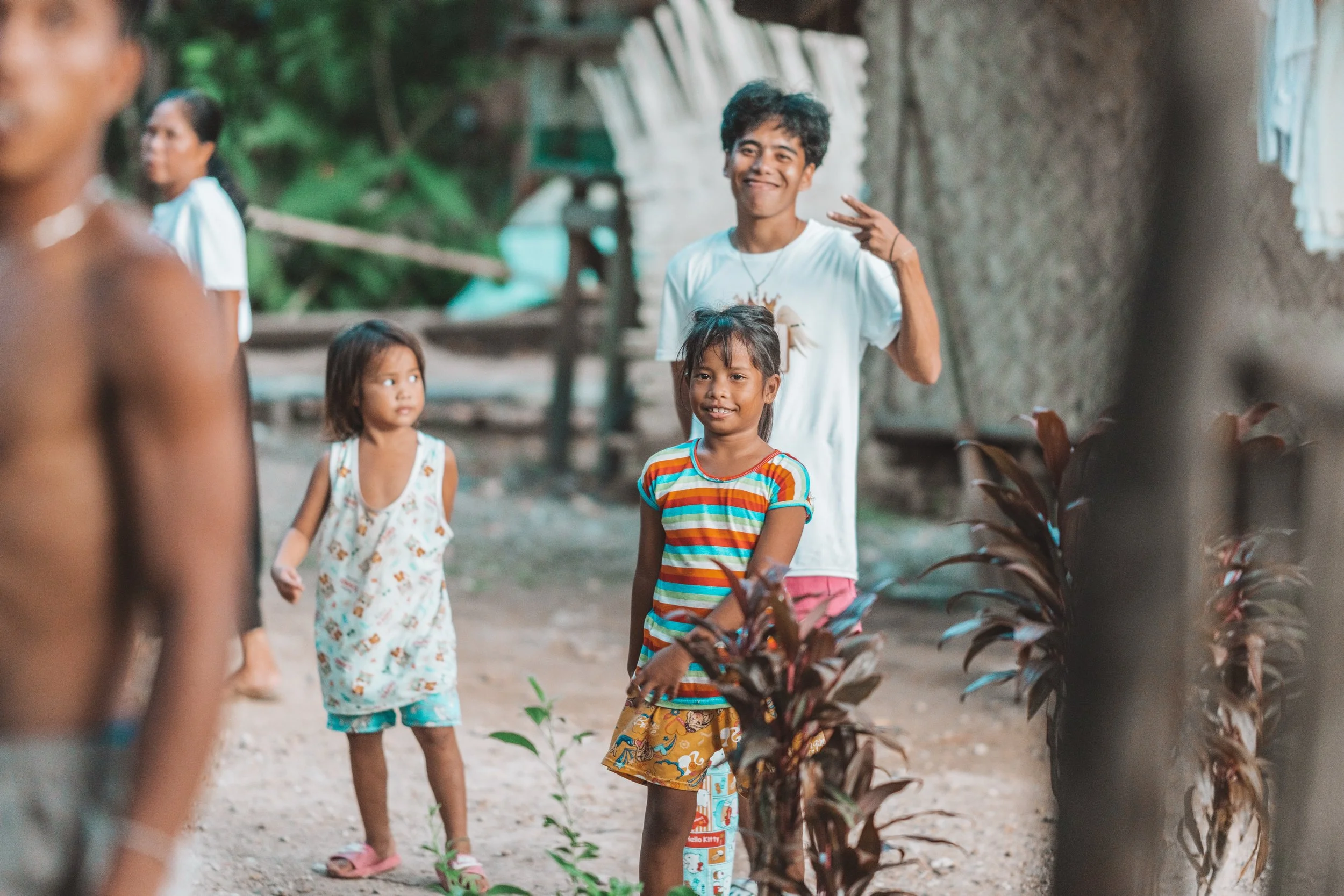 Enfants du village de Culion jouant devant les maisons sur pilotis