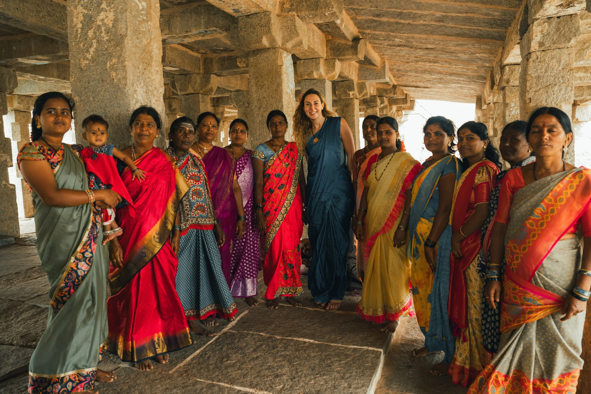 Femmes indiennes en saris colorés à l'entrée d'un temple de Hampi