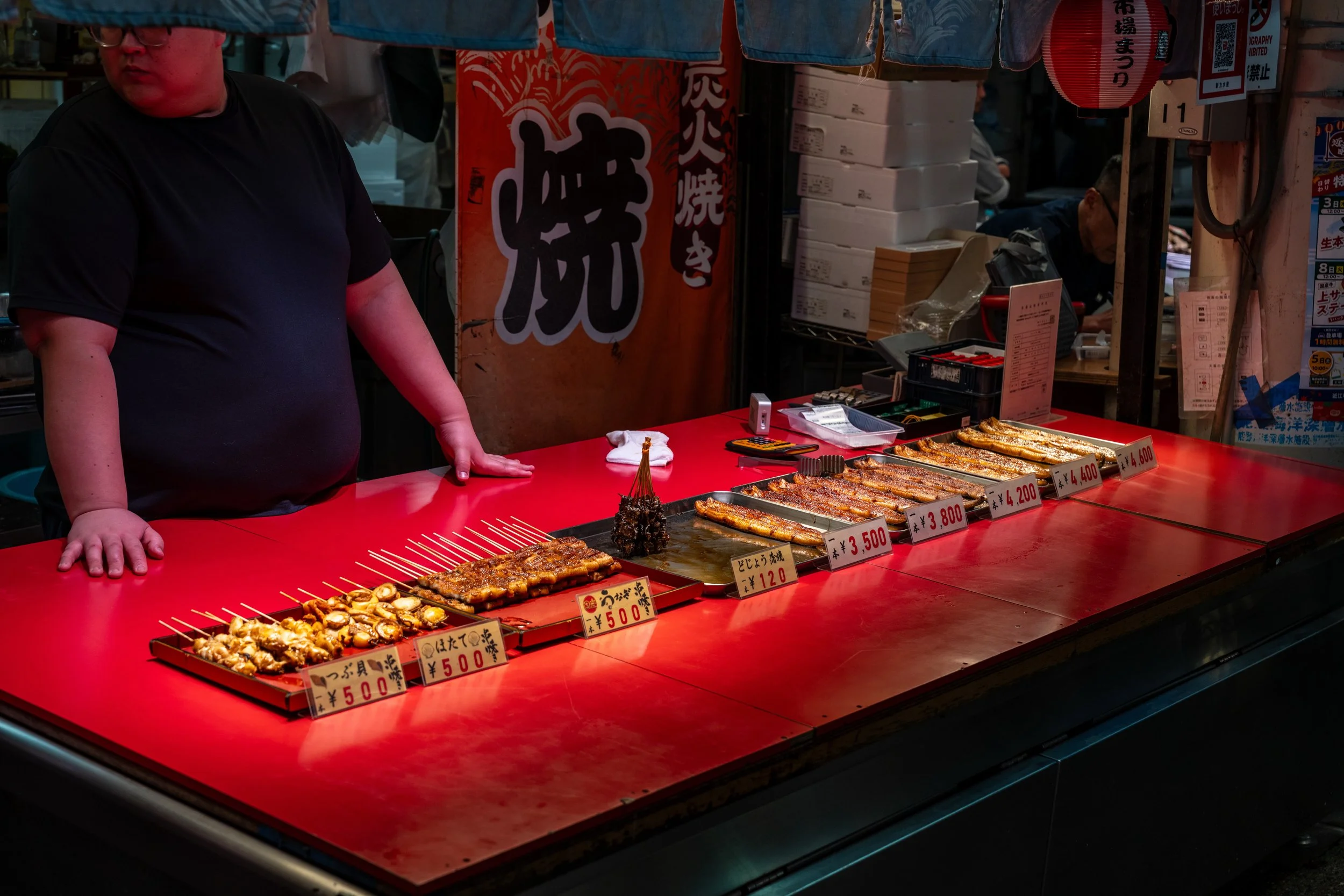 Étal de brochettes grillées au marché Omicho de Kanazawa