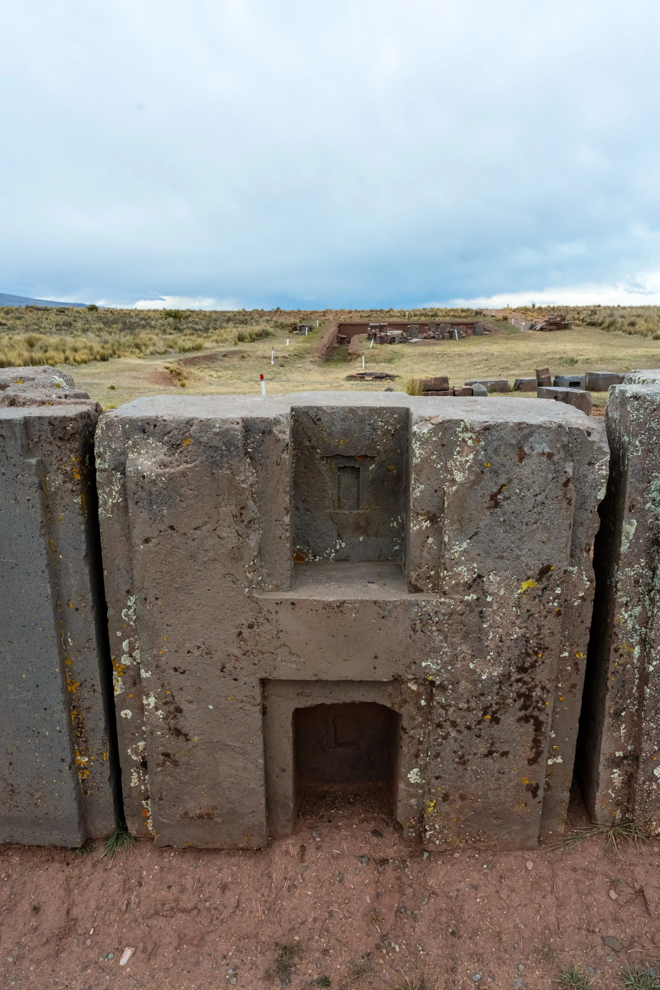 Porte monolithique taillée dans la pierre sur le site de Tiwanaku