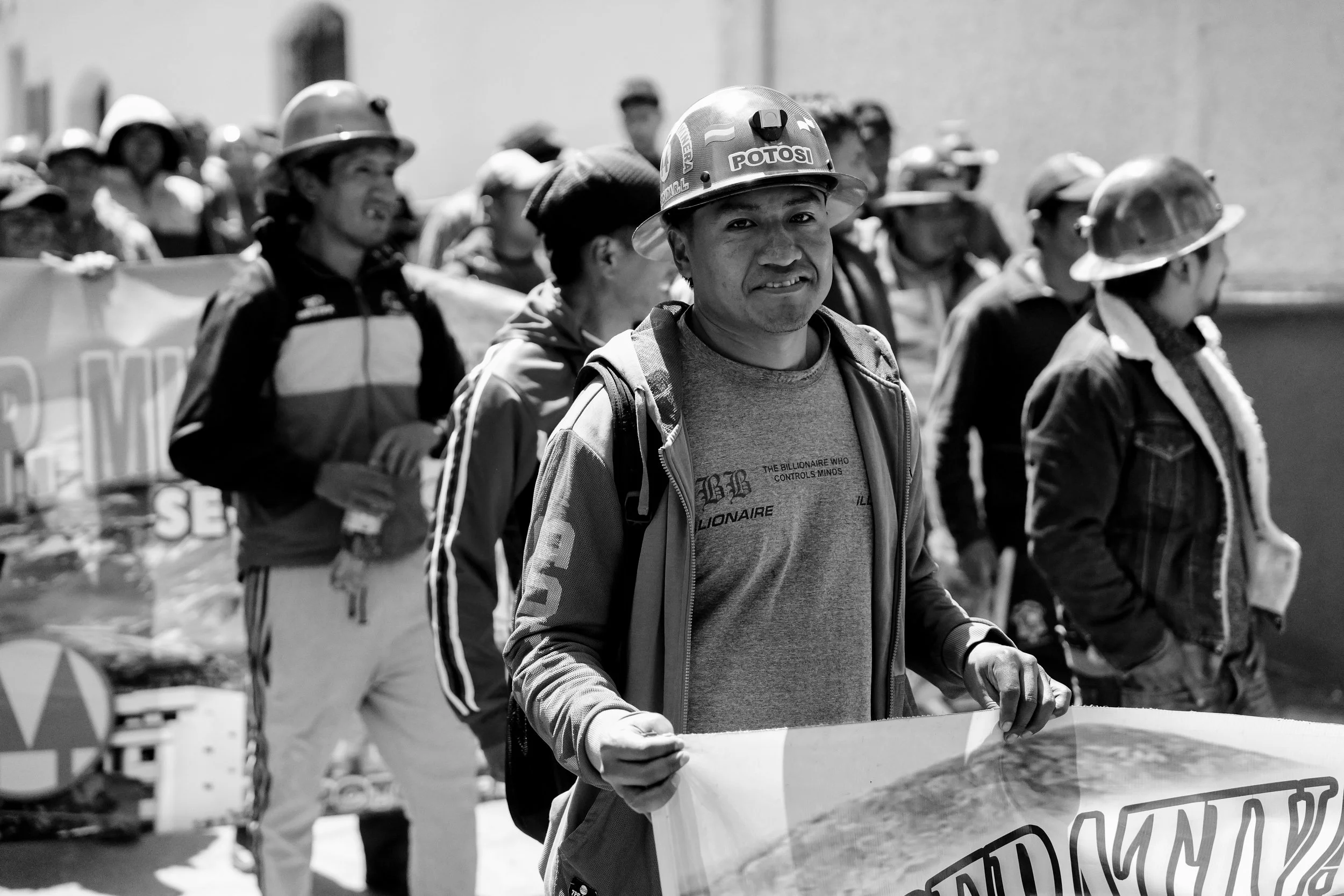 Manifestation de mineurs quechuas en Bolivie en noir et blanc