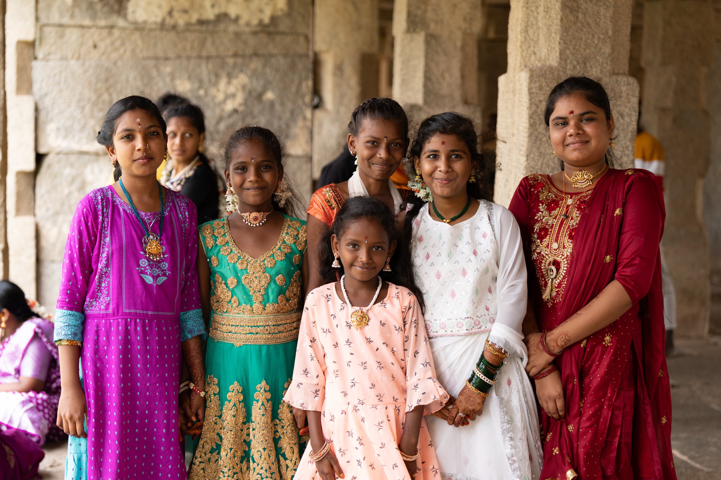 Groupe de jeunes filles indiennes en tenues traditionnelles dans un temple de Hampi
