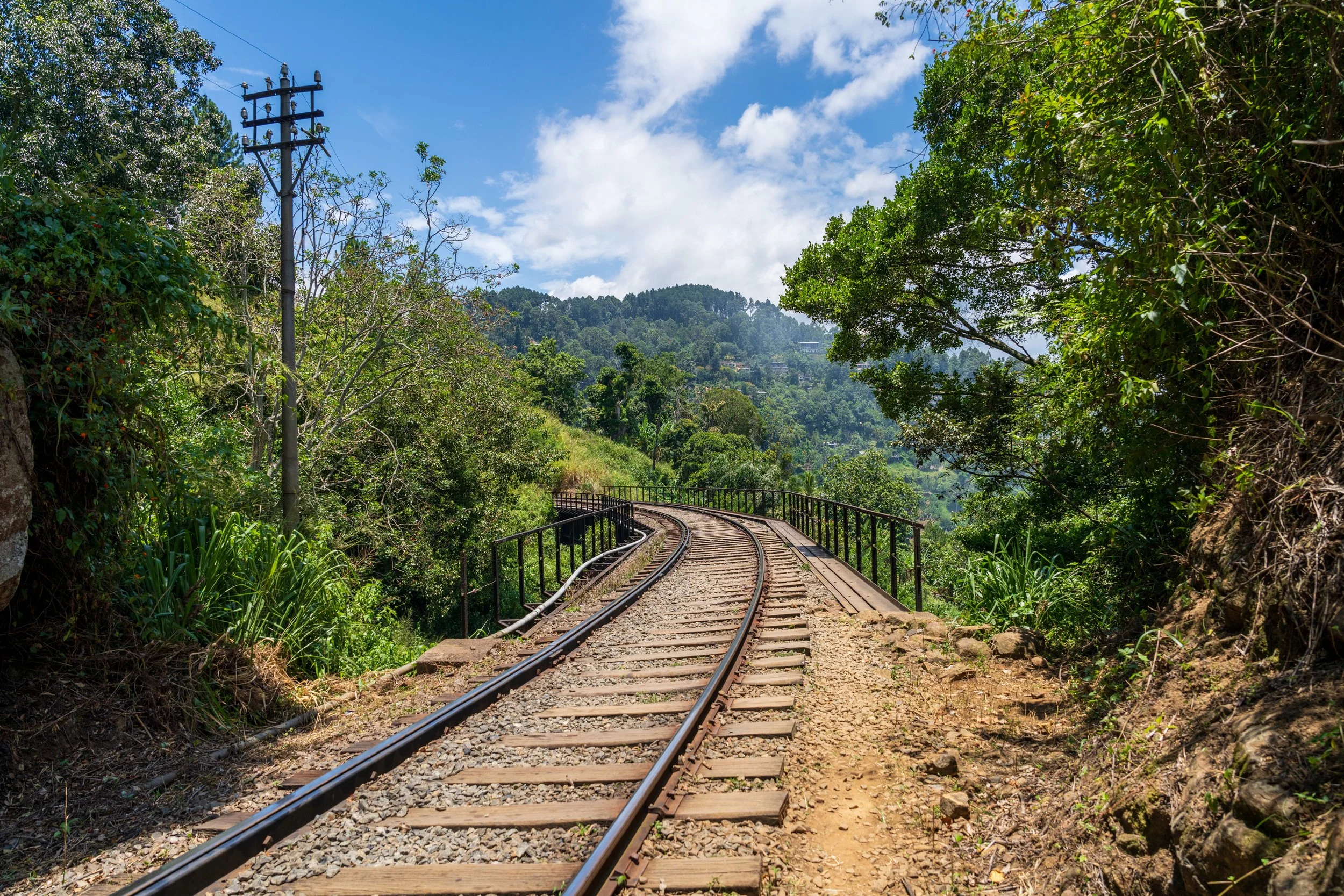 Rails du train de Kandy à Ella serpentant à travers la végétation tropicale