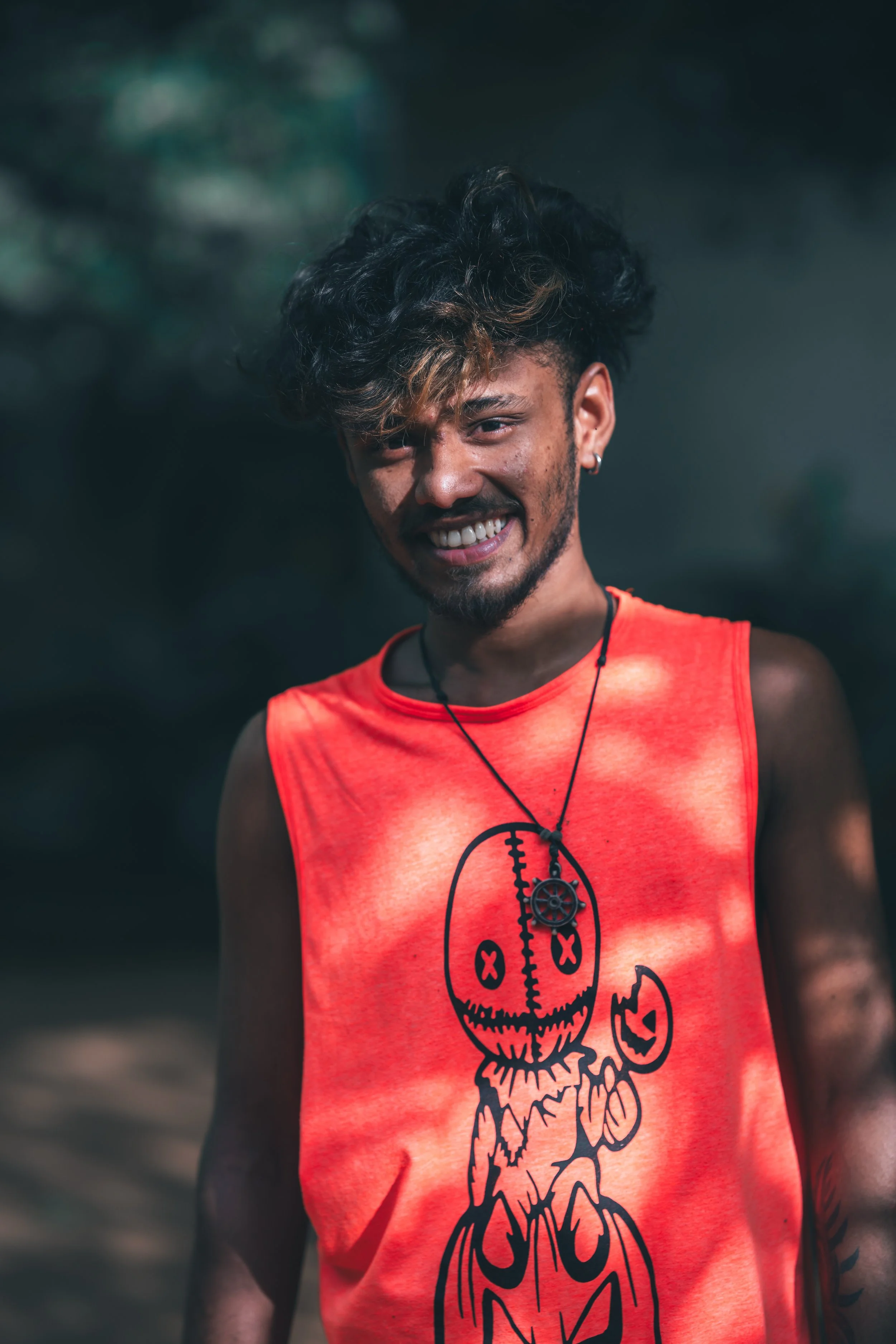 Jeune voyageur souriant lors de l'ascension du rocher de Sigiriya au Sri Lanka