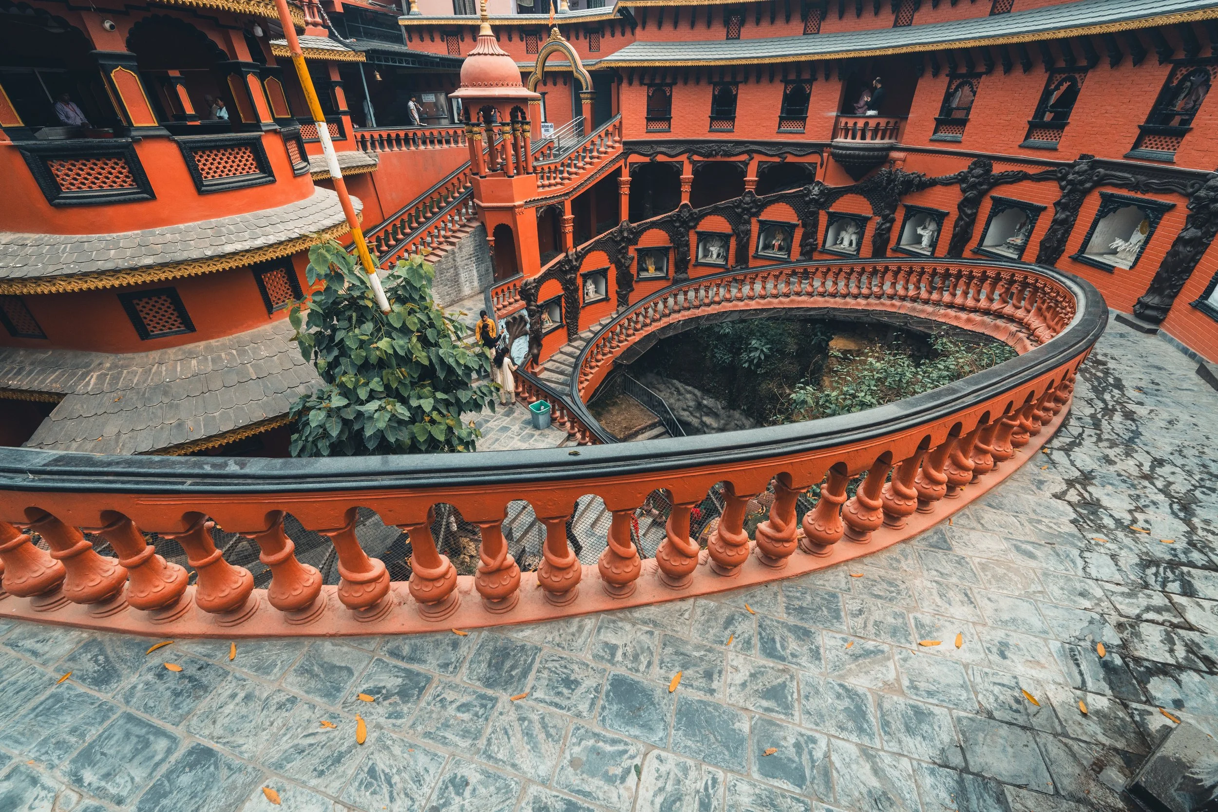 Architecture népalaise en brique et bois d'un temple de Pokhara