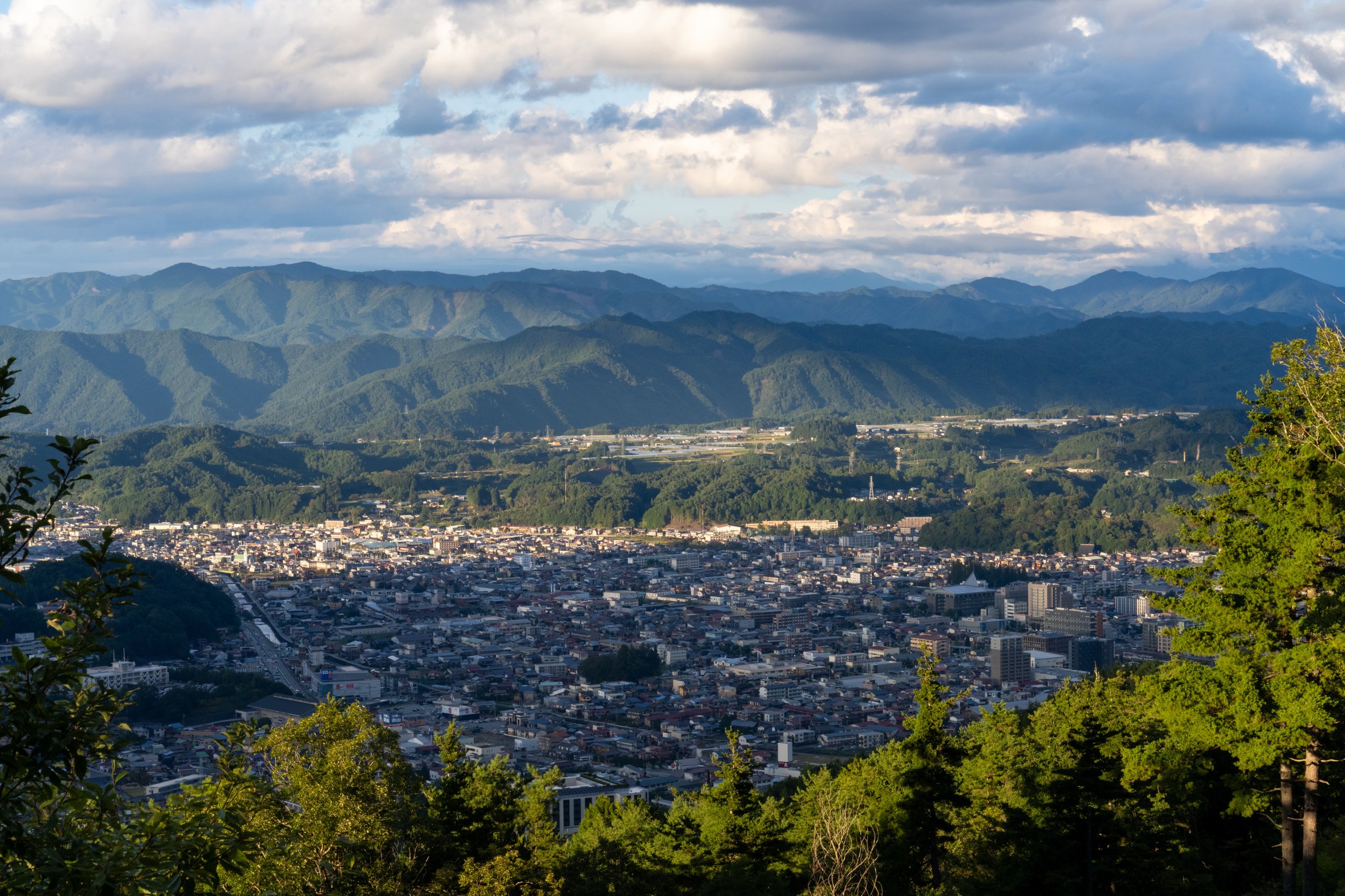 Panorama de la ville de Takayama et des Alpes japonaises depuis la colline Shiroyama