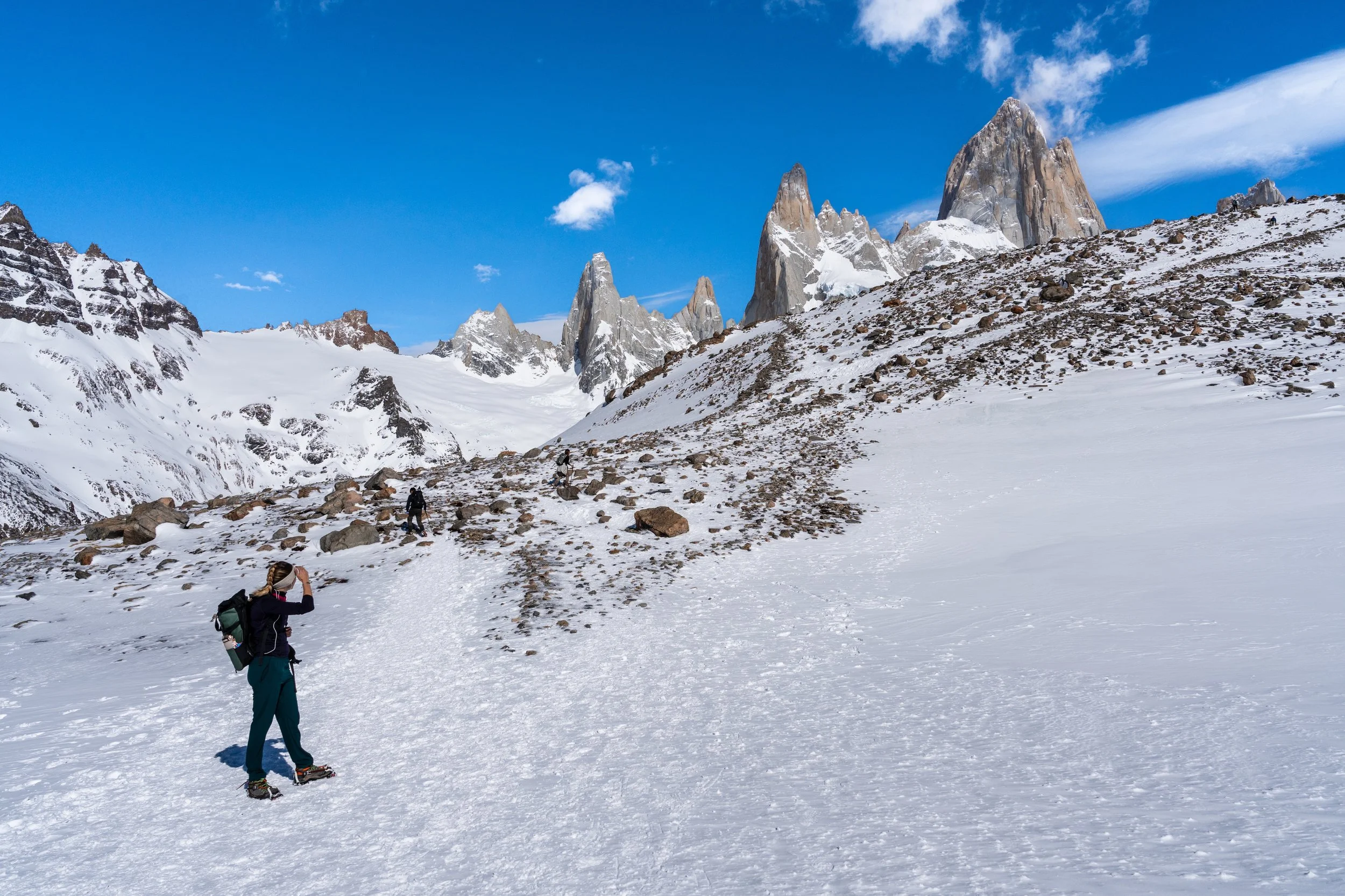 Randonneurs gravissant la dernière montée enneigée vers la Laguna de los Tres