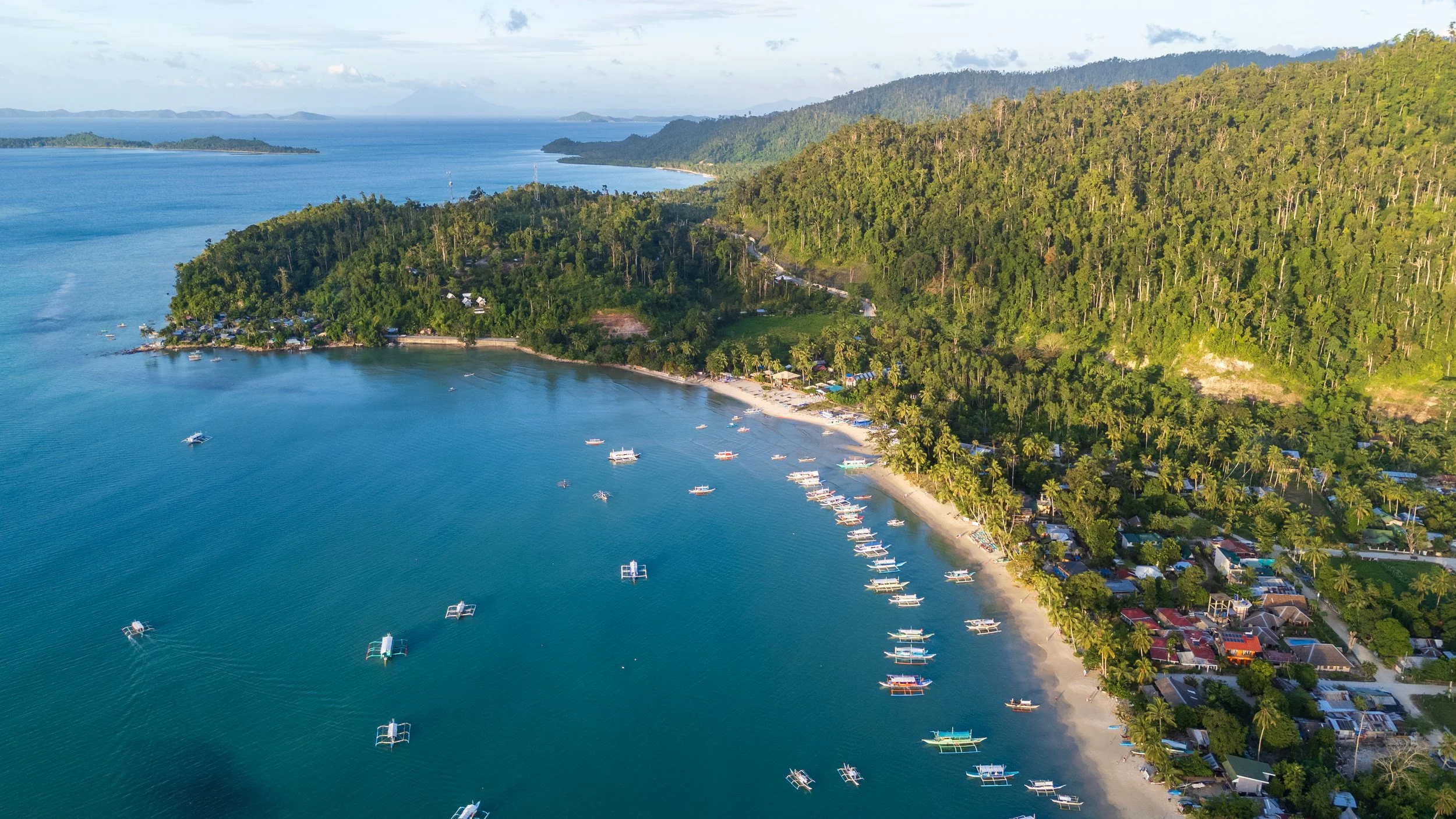 Baie de Port Barton et ses bateaux vus du ciel à Palawan aux Philippines