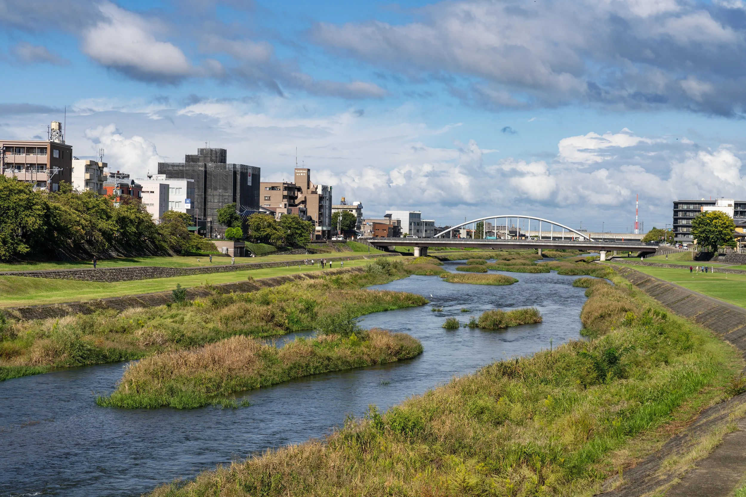 Rivière Asano traversant Kanazawa avec son pont et les collines en arrière-plan