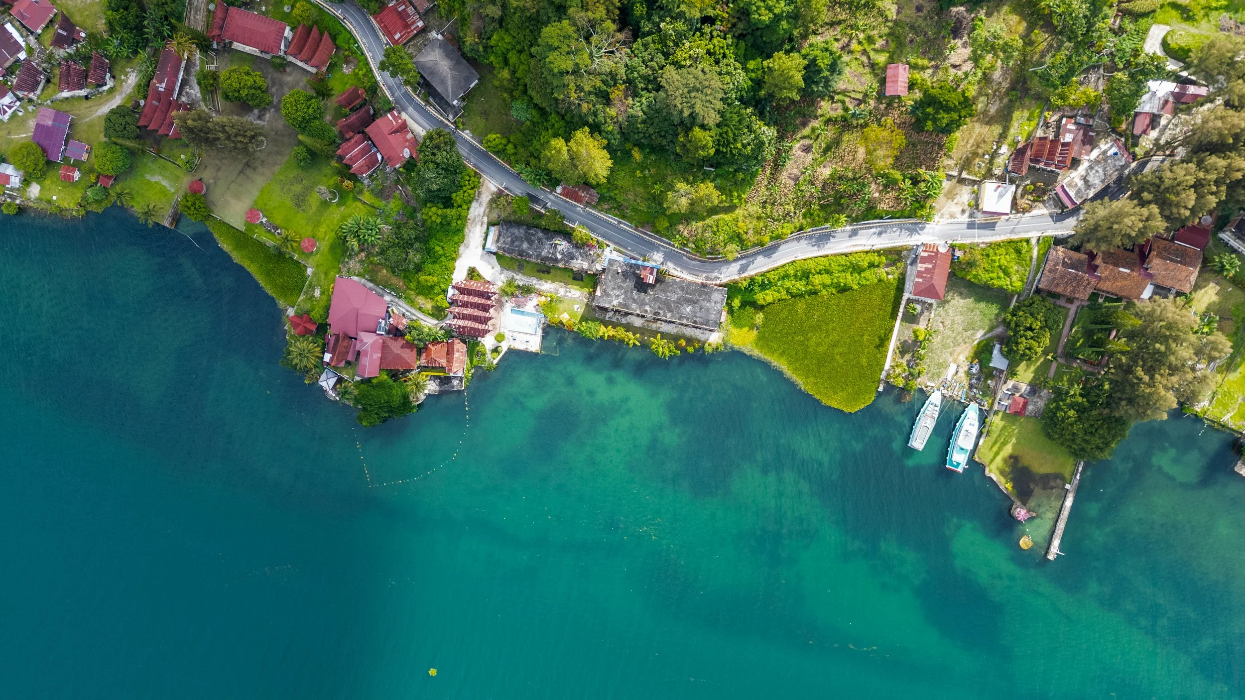 Rives et bateaux du lac Toba vus du ciel à Samosir en Indonésie