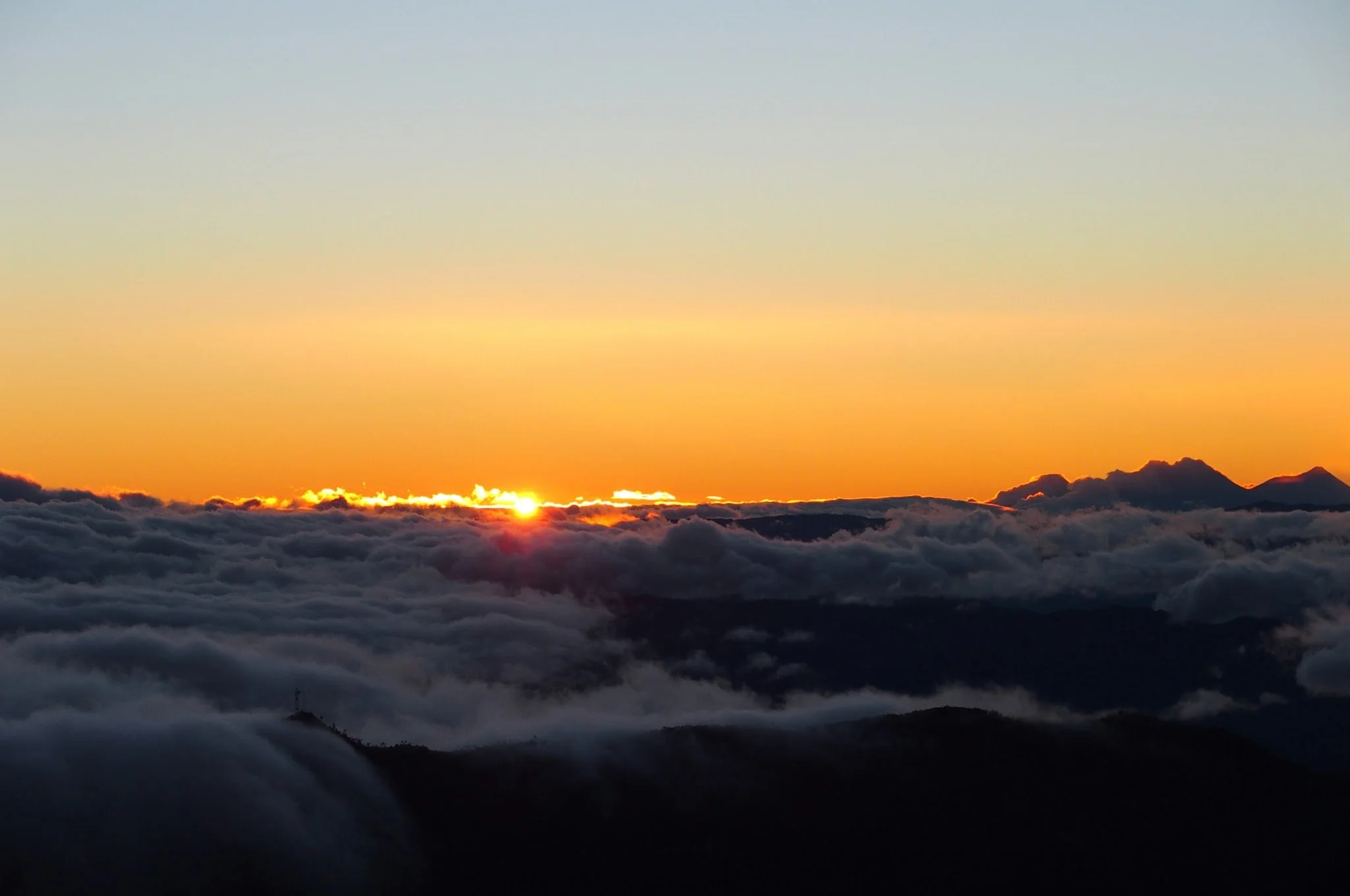 Lever de soleil au-dessus de la mer de nuages depuis le sommet du Tajumulco