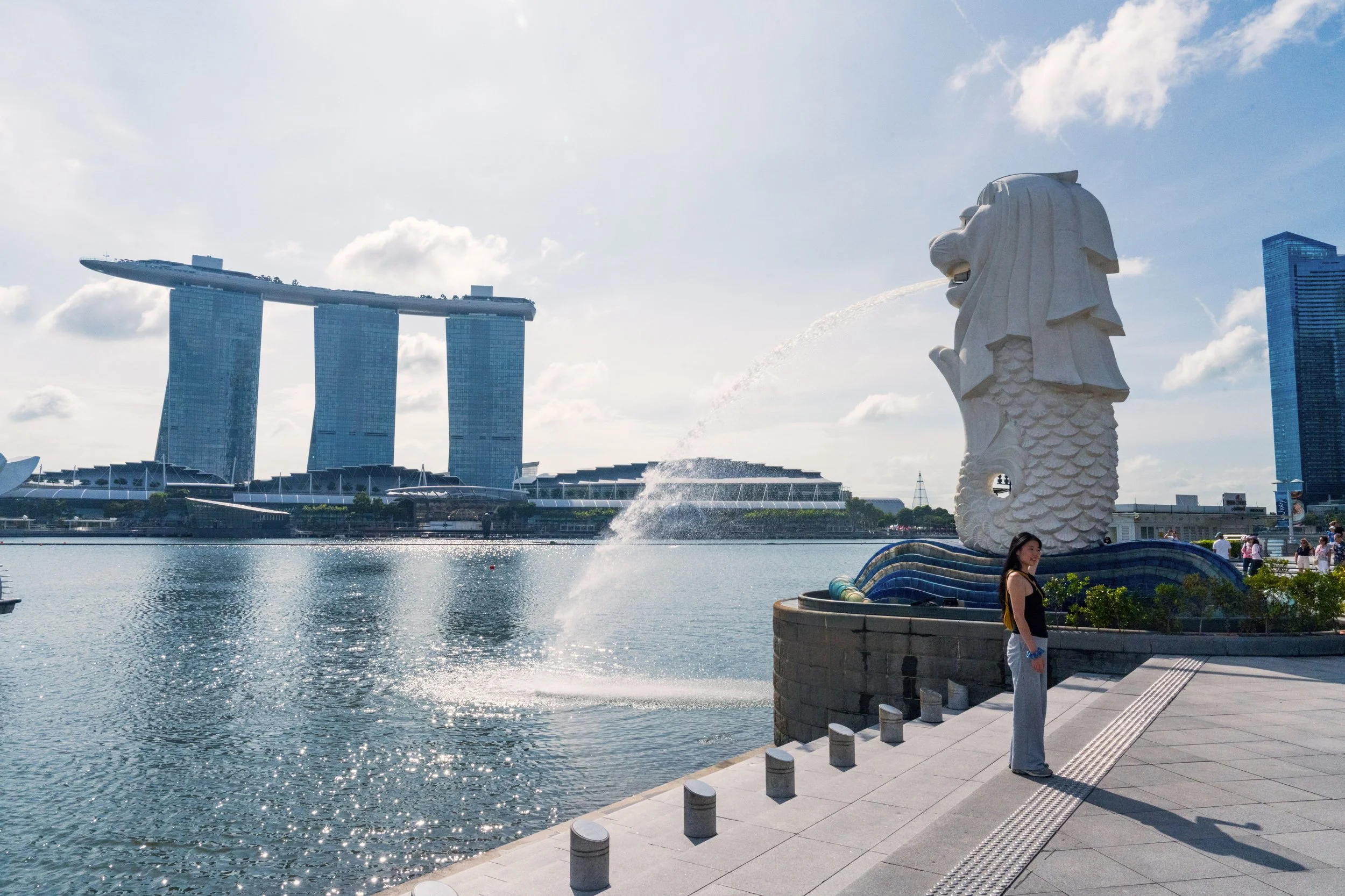 Le Merlion crachant son jet d'eau devant le Marina Bay Sands à Singapour