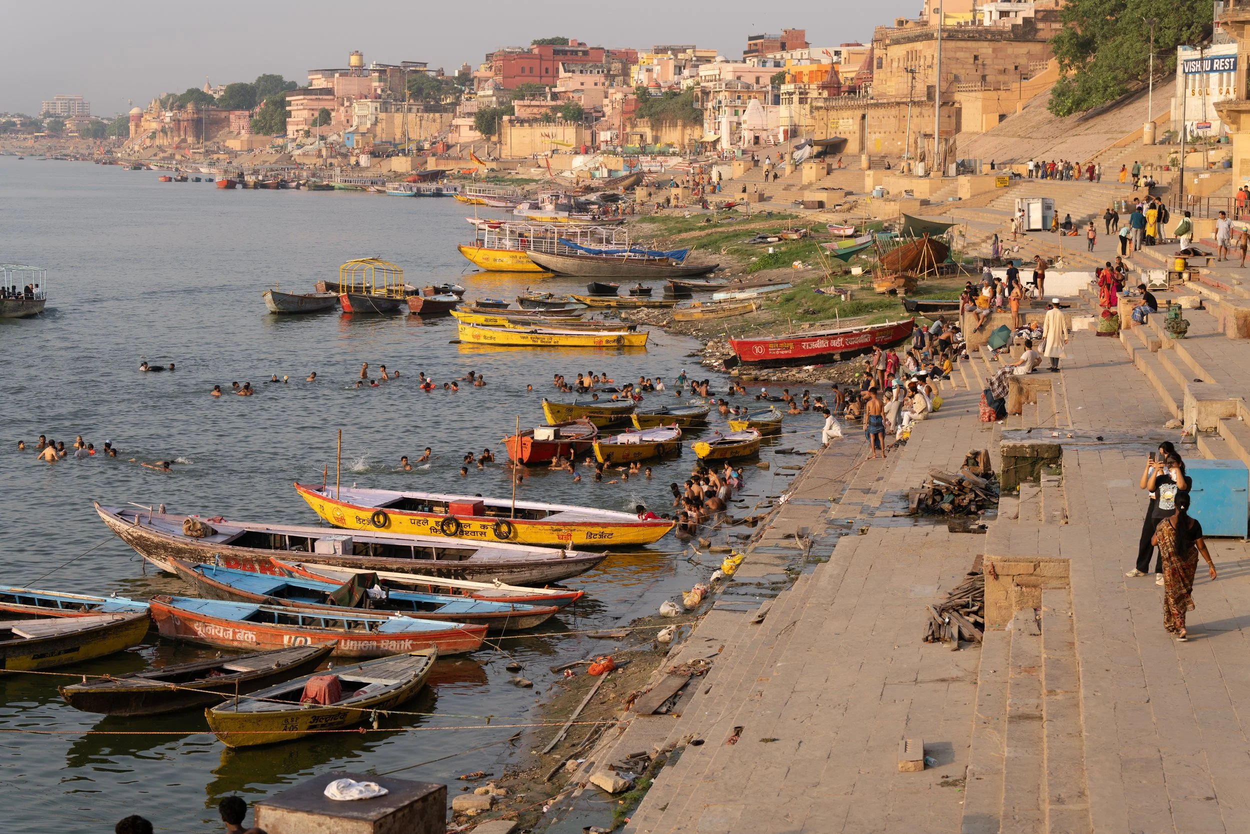 Barques colorées amarrées le long des ghats de Varanasi sur les rives du Gange