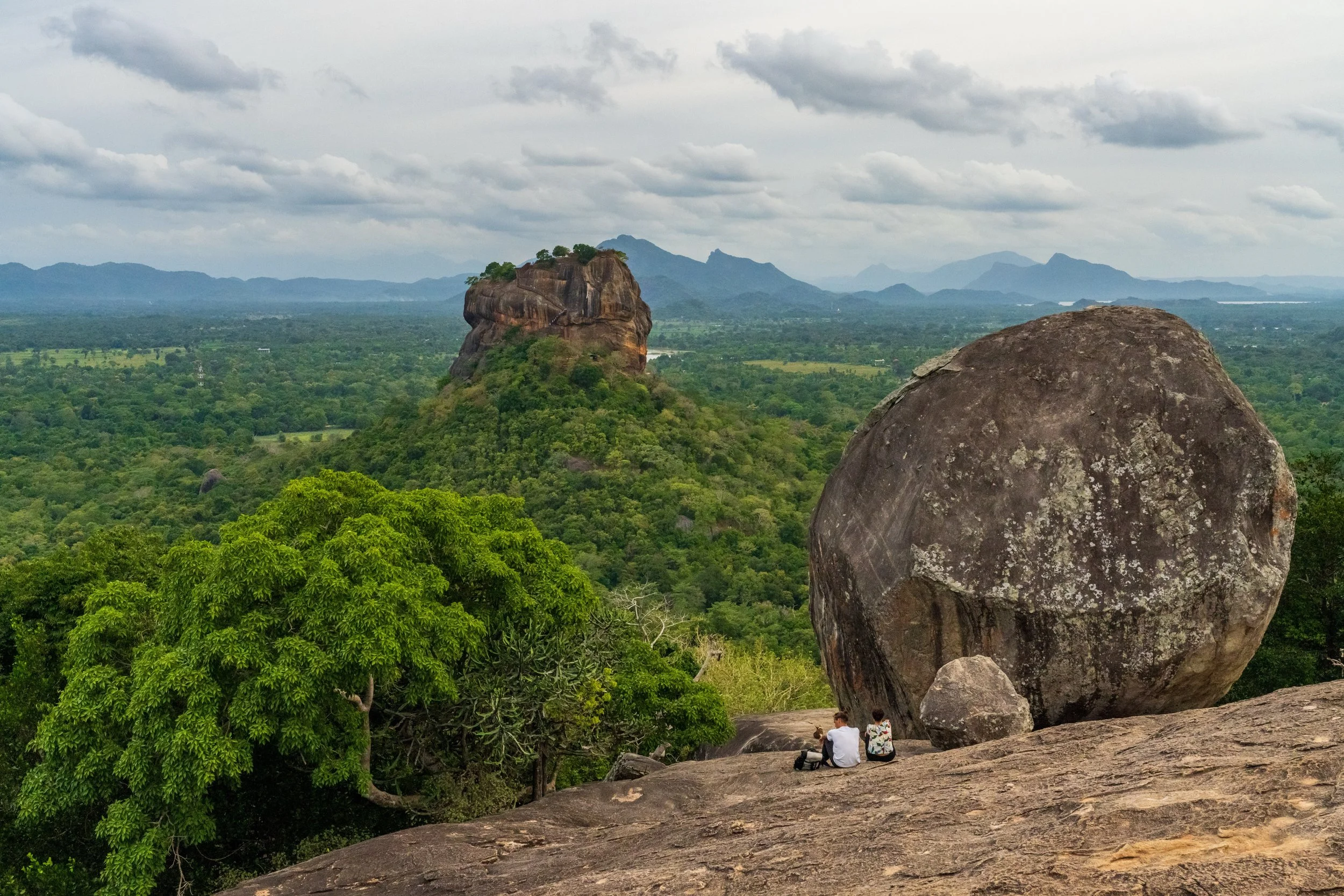 Vue du rocher de Sigiriya depuis le sommet du rocher de Pidurangala