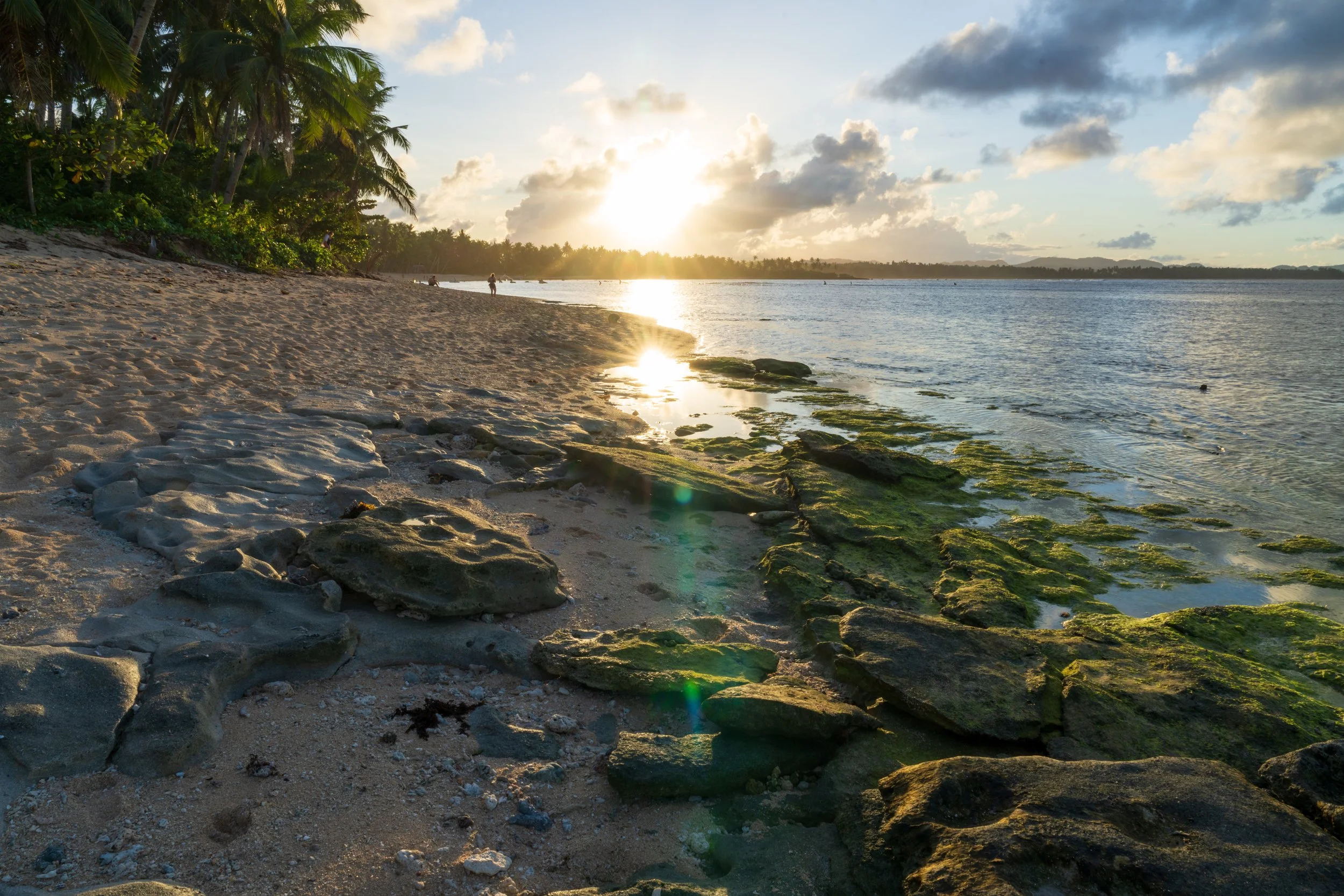 Coucher de soleil sur les piscines naturelles de Magpupungko à marée basse