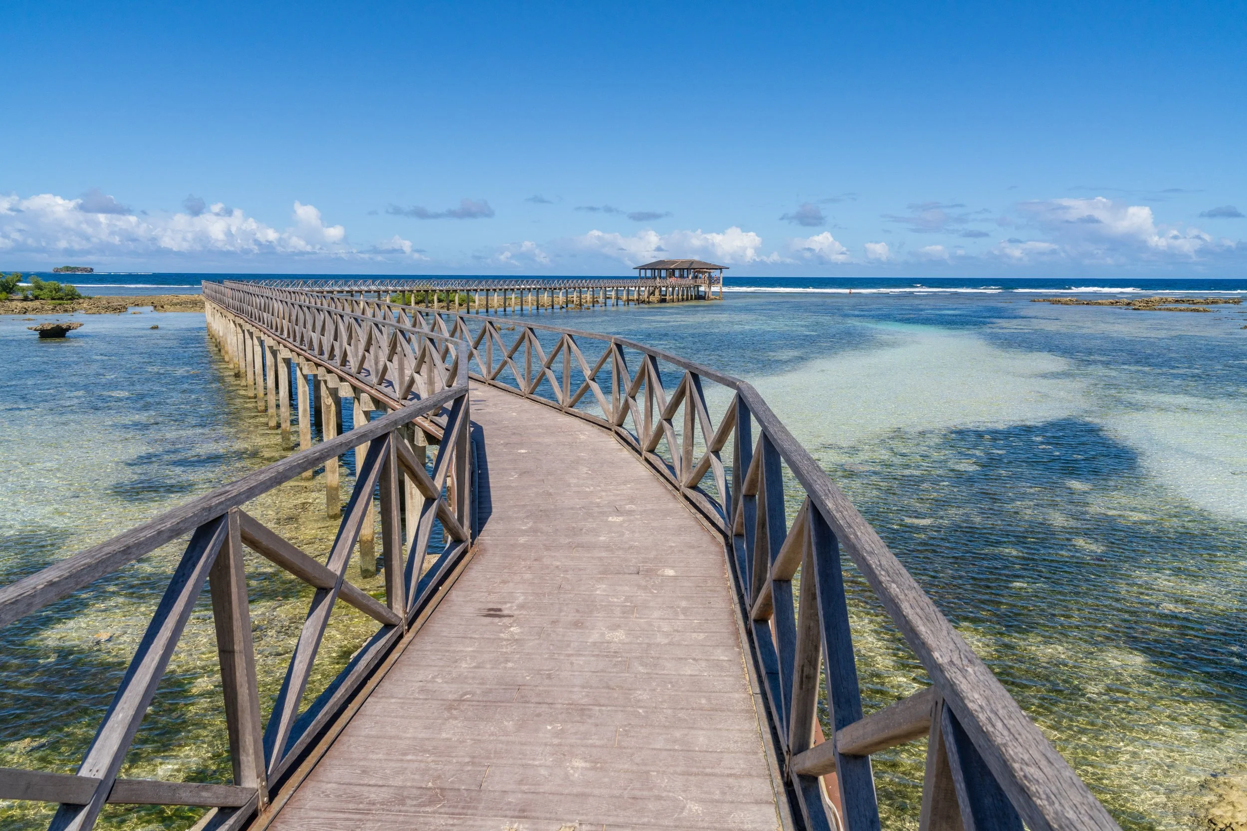 Ponton en bois de Cloud 9 s'avançant au-dessus du récif à Siargao