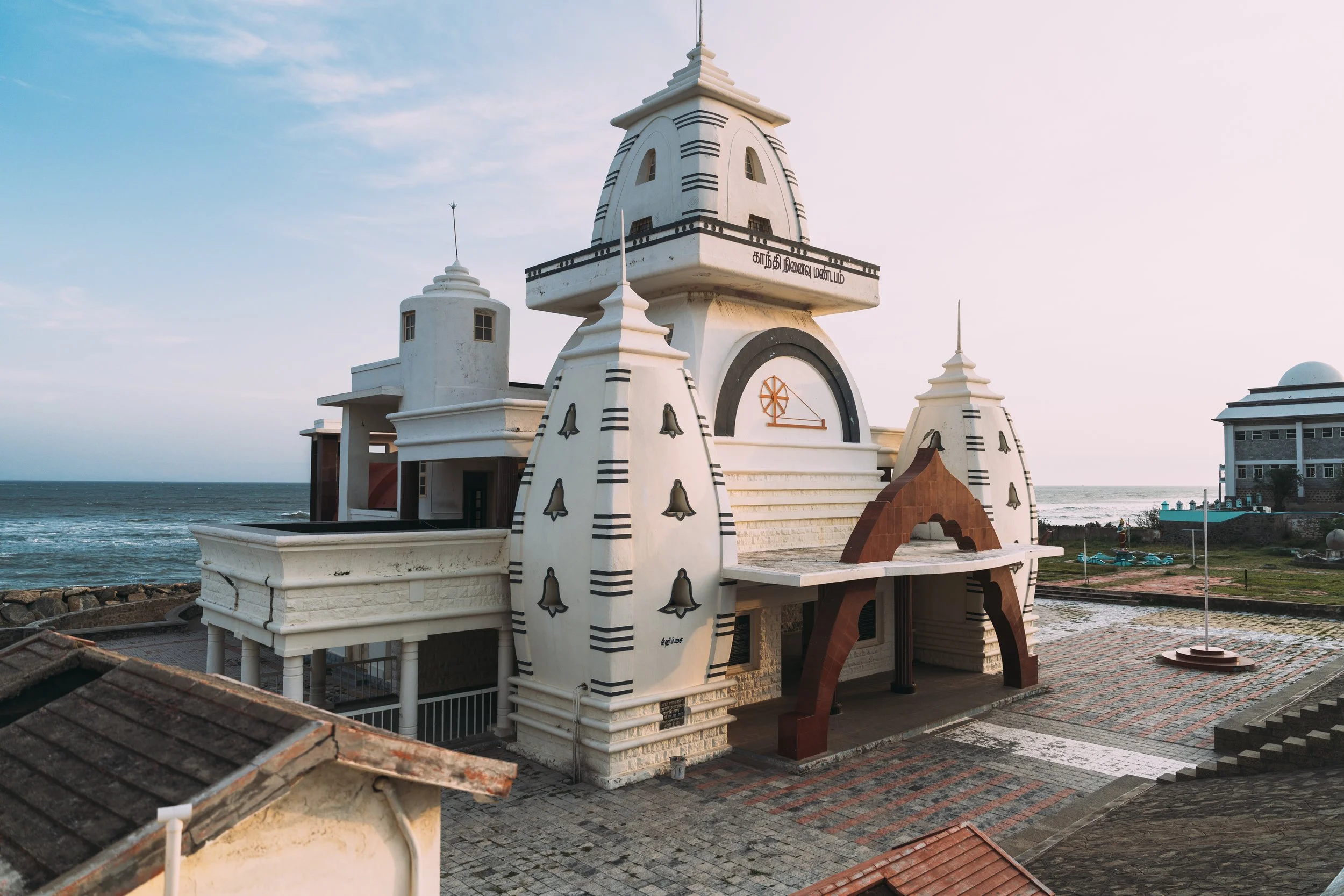 Temple blanc face à l'océan à Kanyakumari à la pointe sud de l'Inde