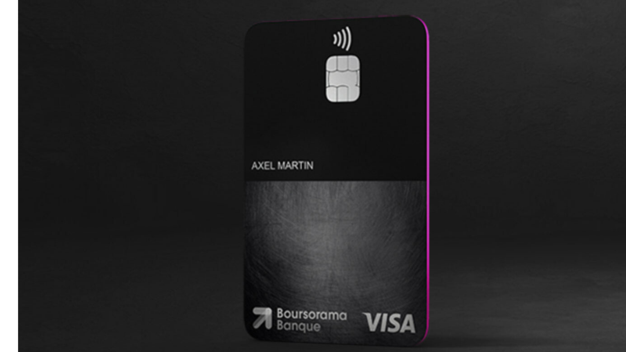 Carte bancaire Visa noire de BoursoBank posée sur fond sombre