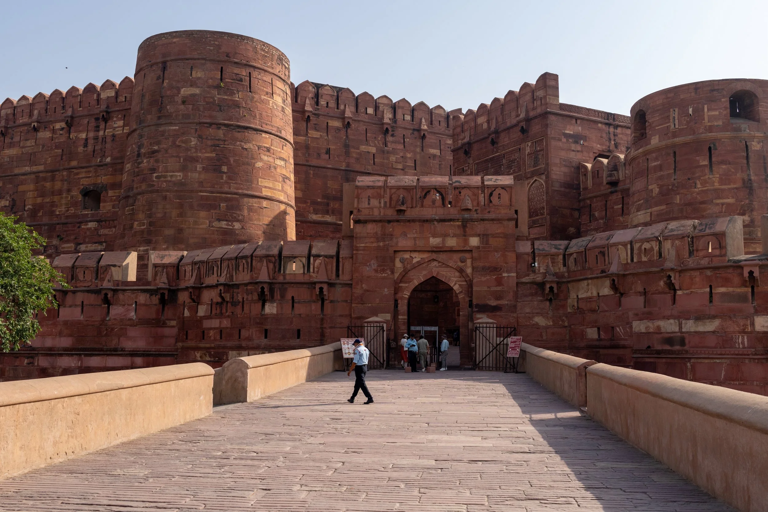 Muraille et porte d'entrée en grès rouge du Fort d'Agra en Inde