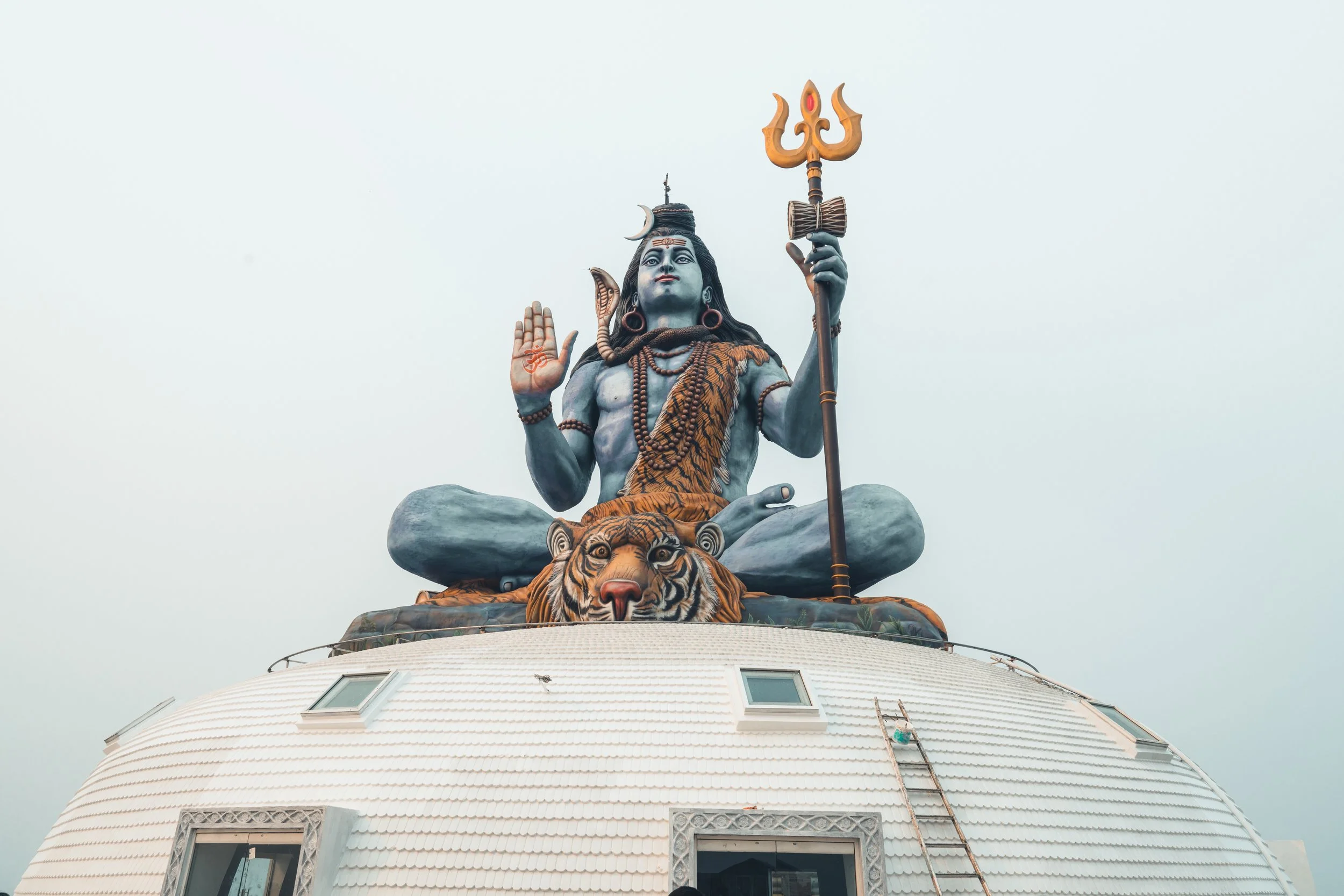 Grande statue de Shiva assis dominant les hauteurs de Pokhara au Népal