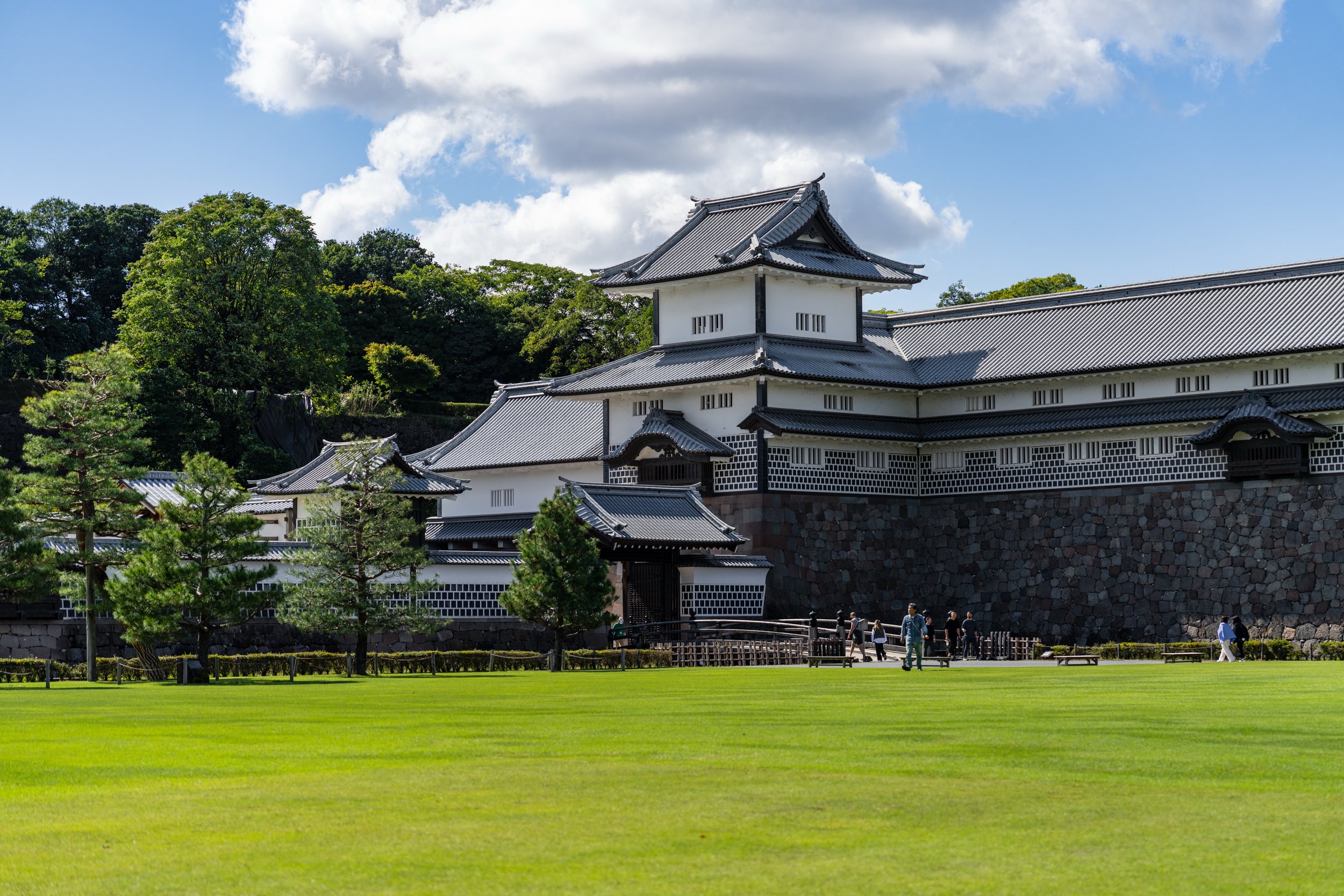 Château de Kanazawa et ses toits de tuiles vus depuis la pelouse du parc