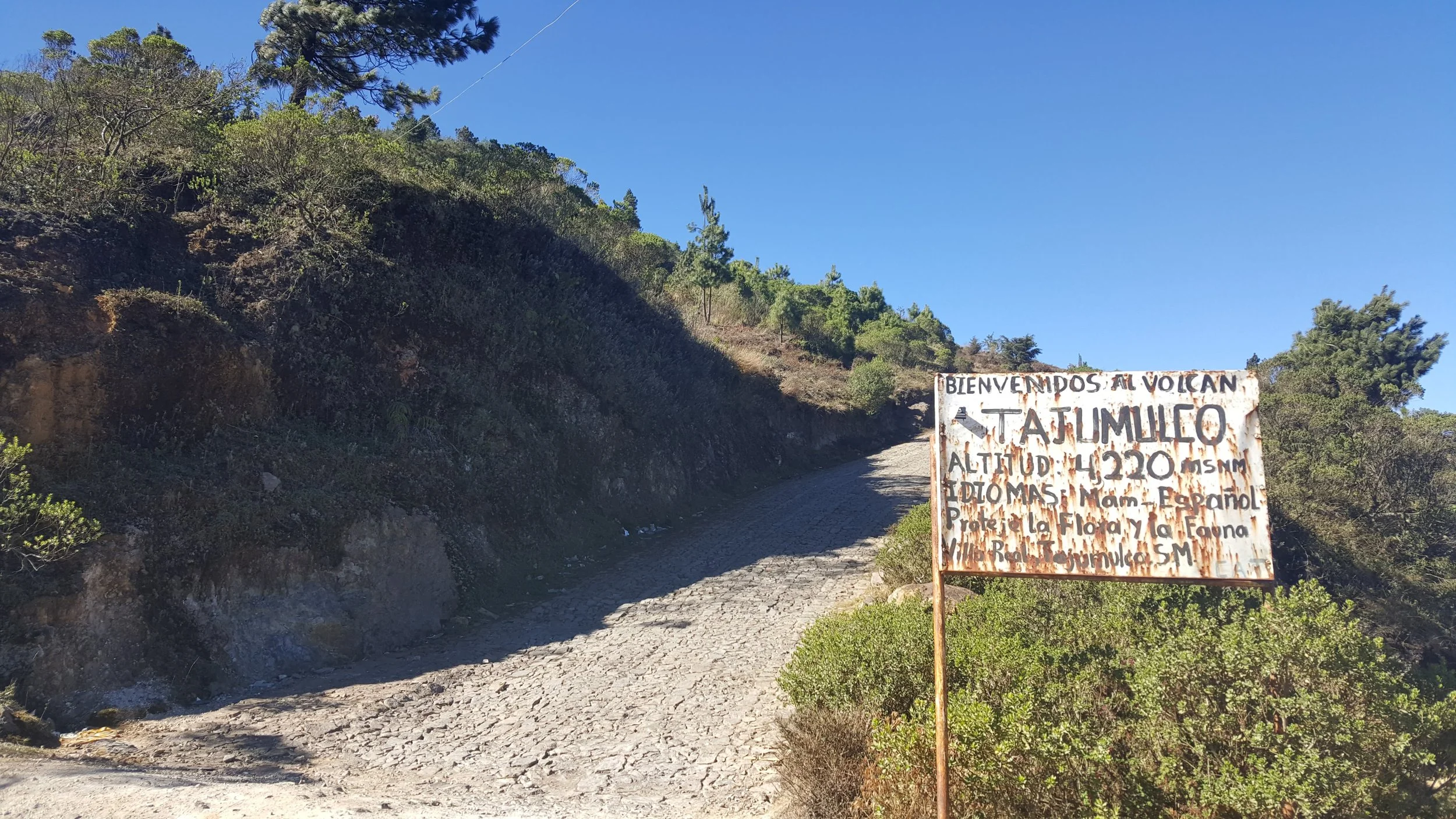 Panneau d'entrée du Volcán Tajumulco au départ du sentier de randonnée au Guatemala