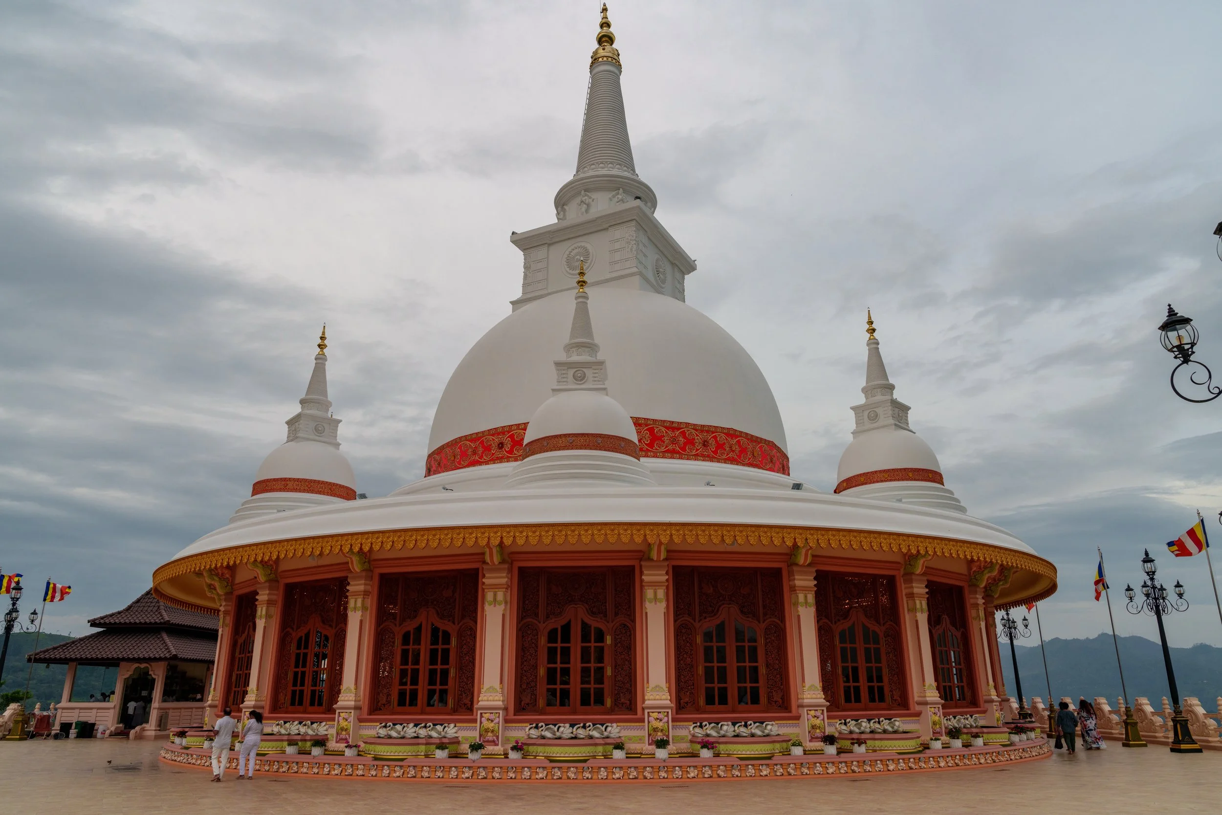 Dagoba blanc d'un temple bouddhiste des hauts plateaux du Sri Lanka