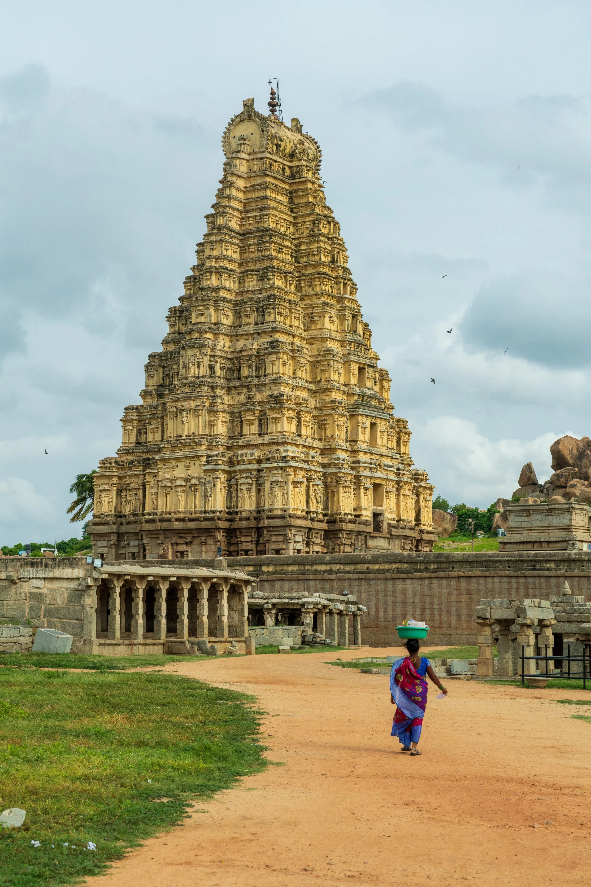 Gopuram sculpté du temple de Virupaksha à Hampi en Inde