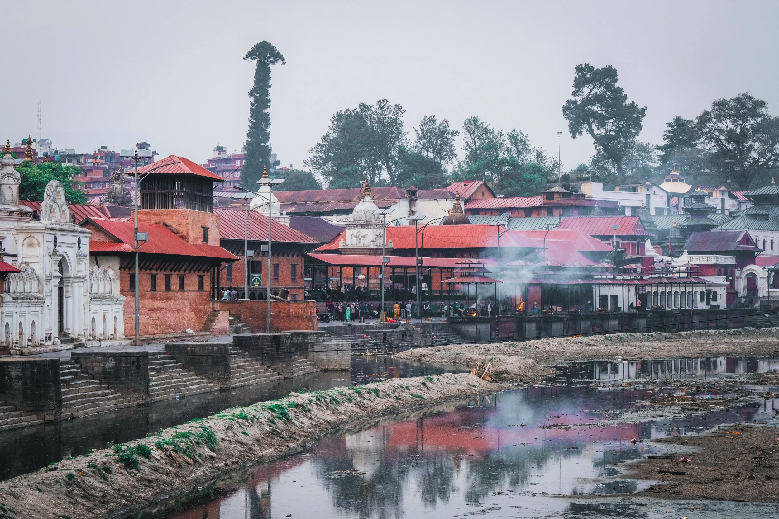Temple de Pashupatinath au bord de la rivière Bagmati à Katmandou