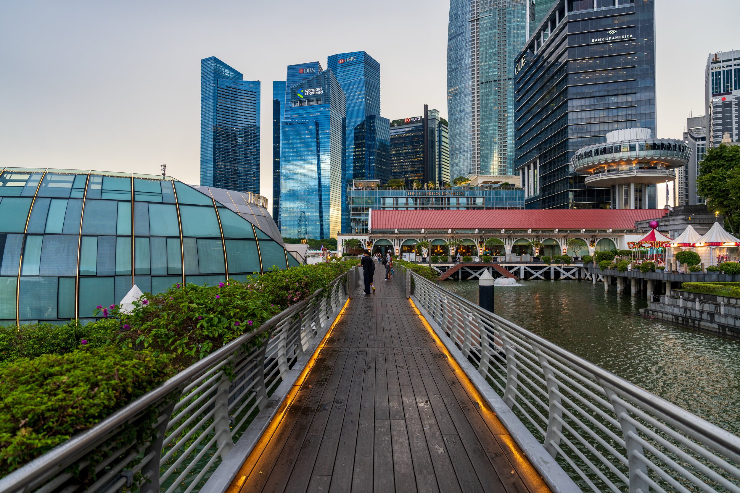 Passerelle en bois longeant les gratte-ciel du quartier des affaires de Singapour