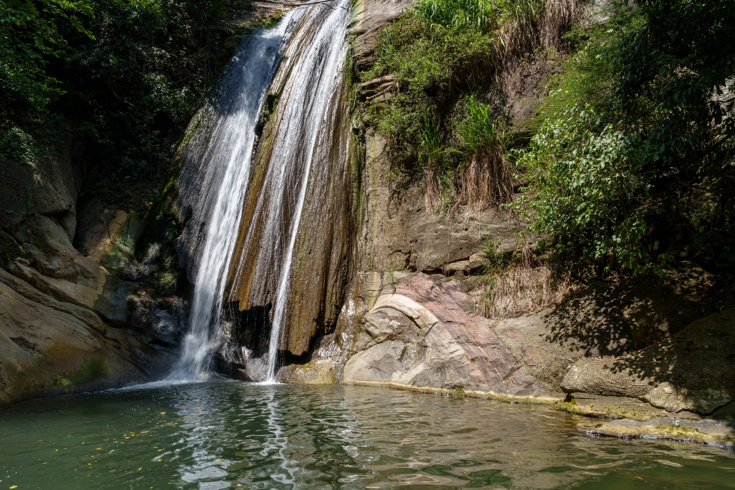 Chutes de Ravana tombant dans un bassin naturel près d'Ella au Sri Lanka