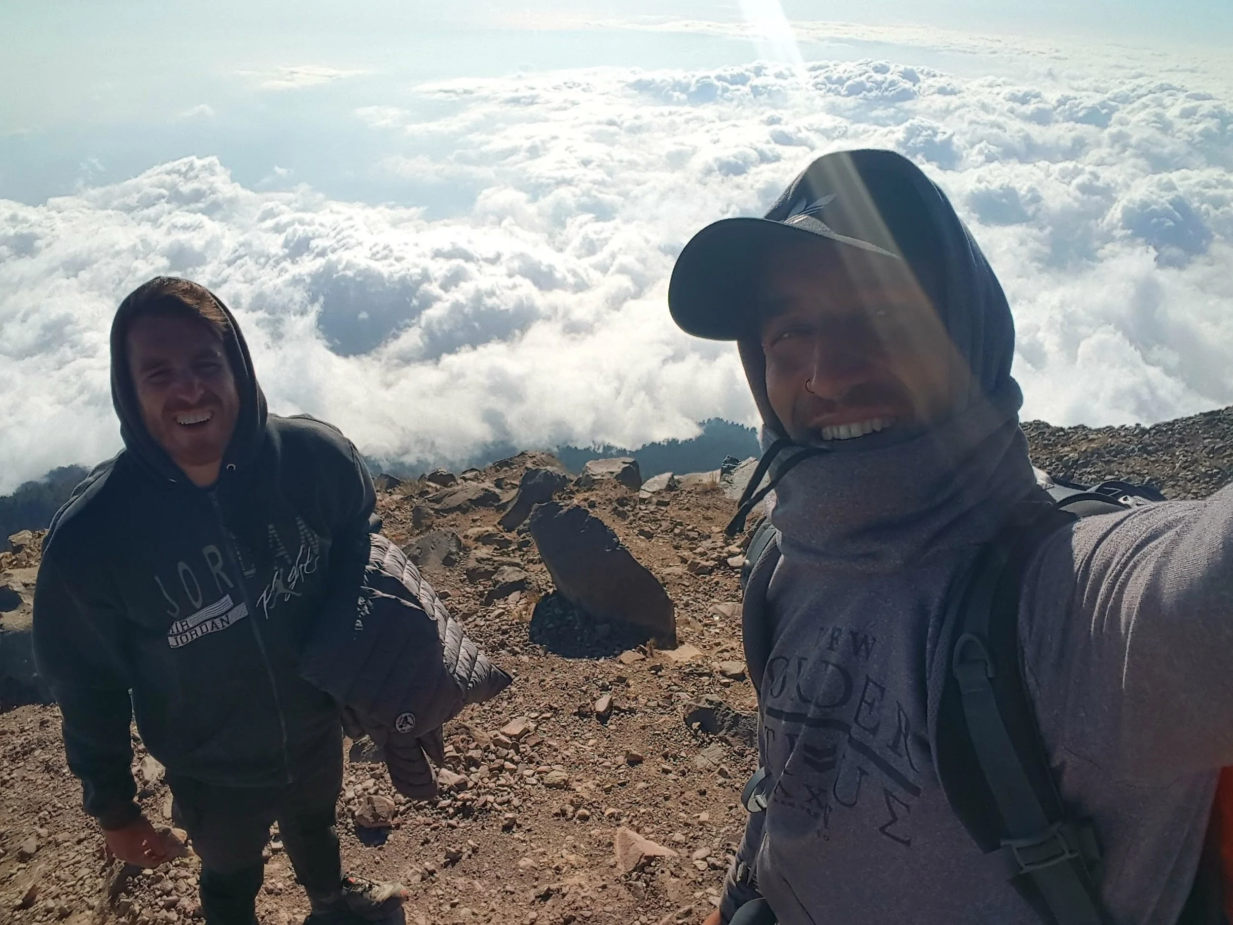 Deux randonneurs au sommet du Tajumulco à 4 222 mètres au-dessus des nuages