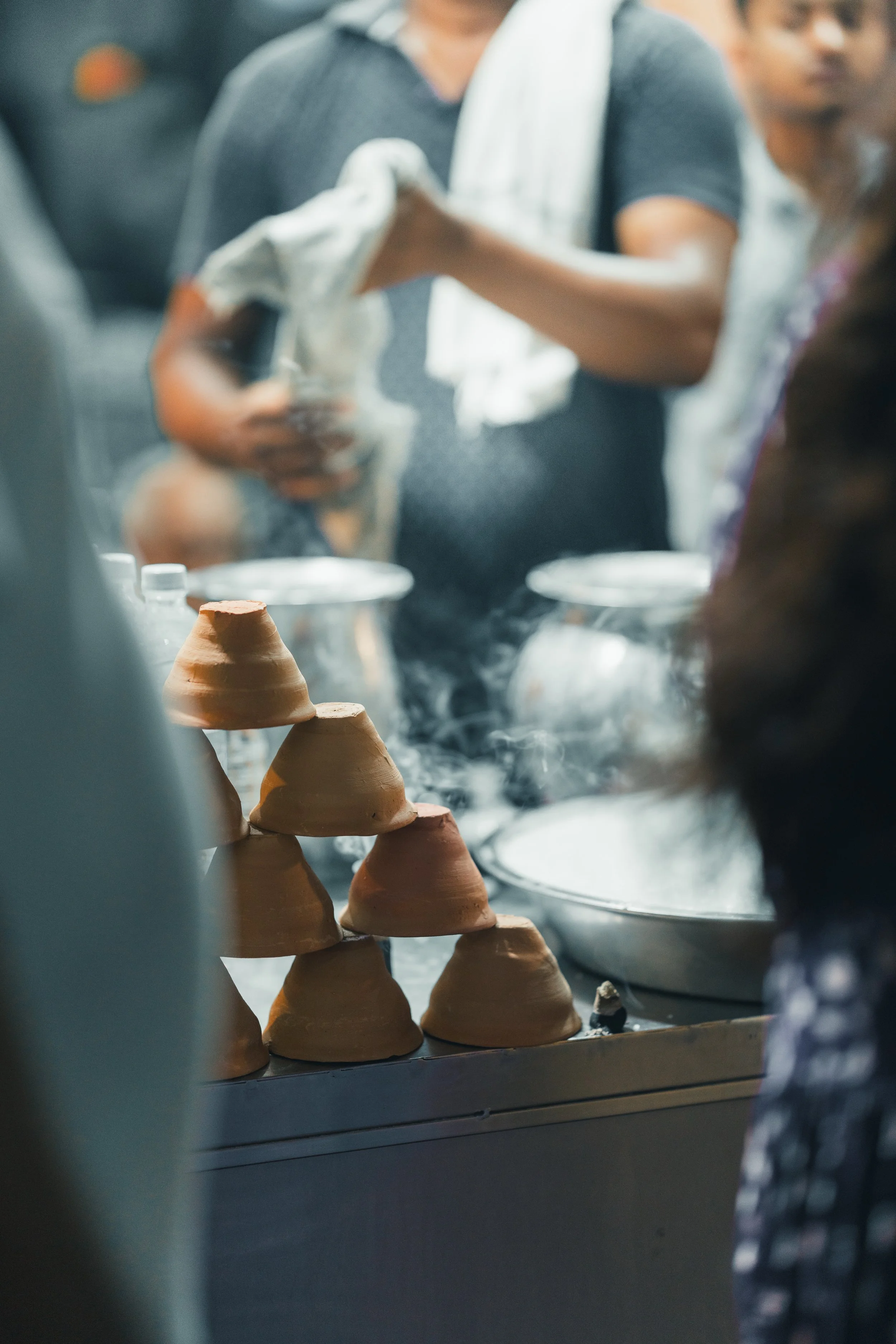 Tasses en terre cuite empilées pour le lassi chez Blue Lassi à Varanasi