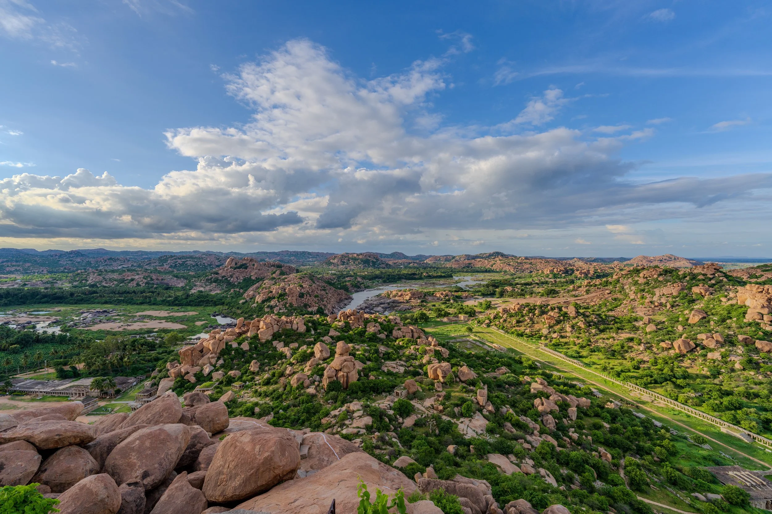 Paysage de rochers granitiques et de rizières autour du site de Hampi au Karnataka