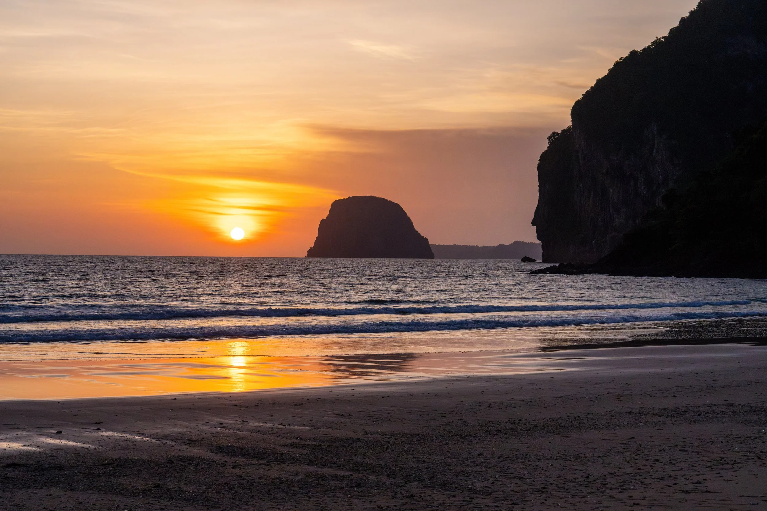 Coucher de soleil sur Sabai Beach et son rocher isolé à Koh Mook