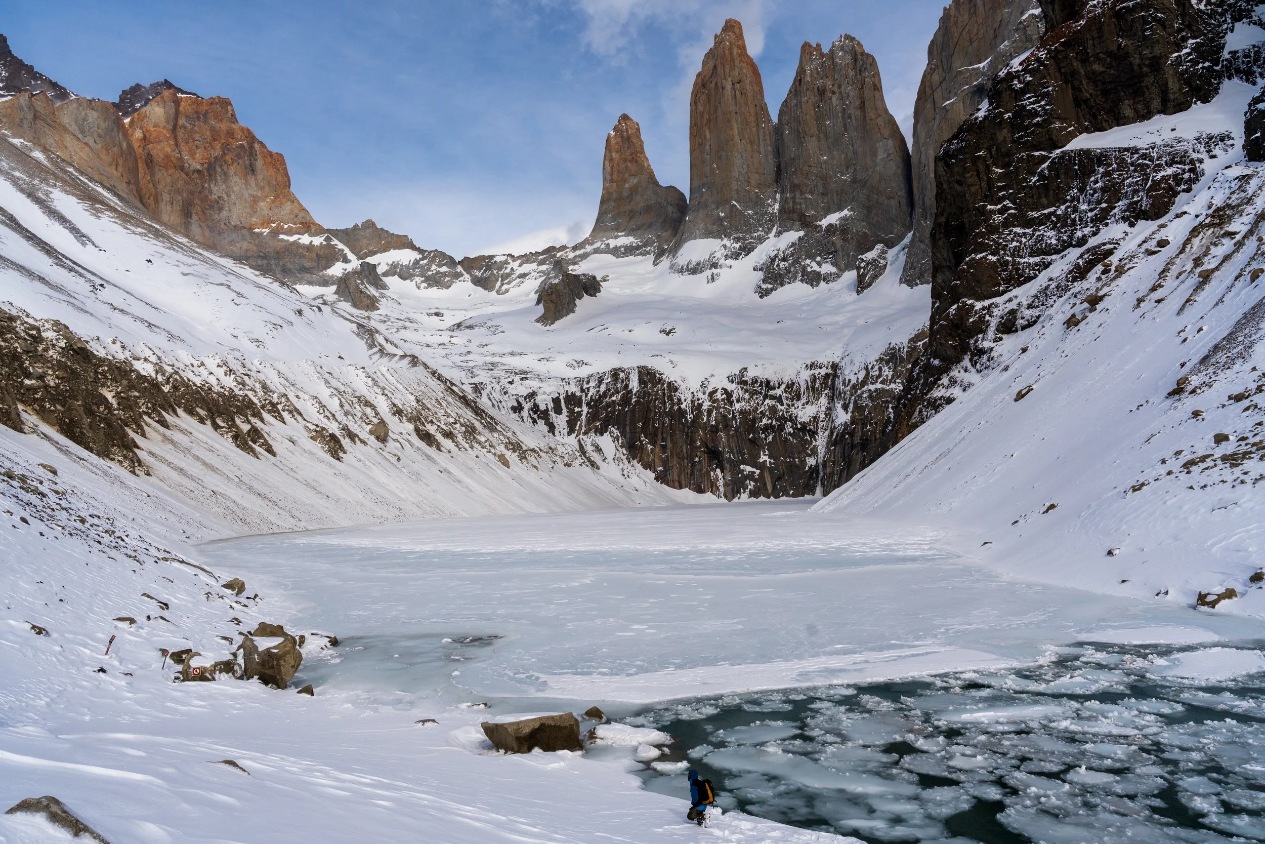 Les trois tours de Torres del Paine au-dessus du lac glaciaire gelé au Chili