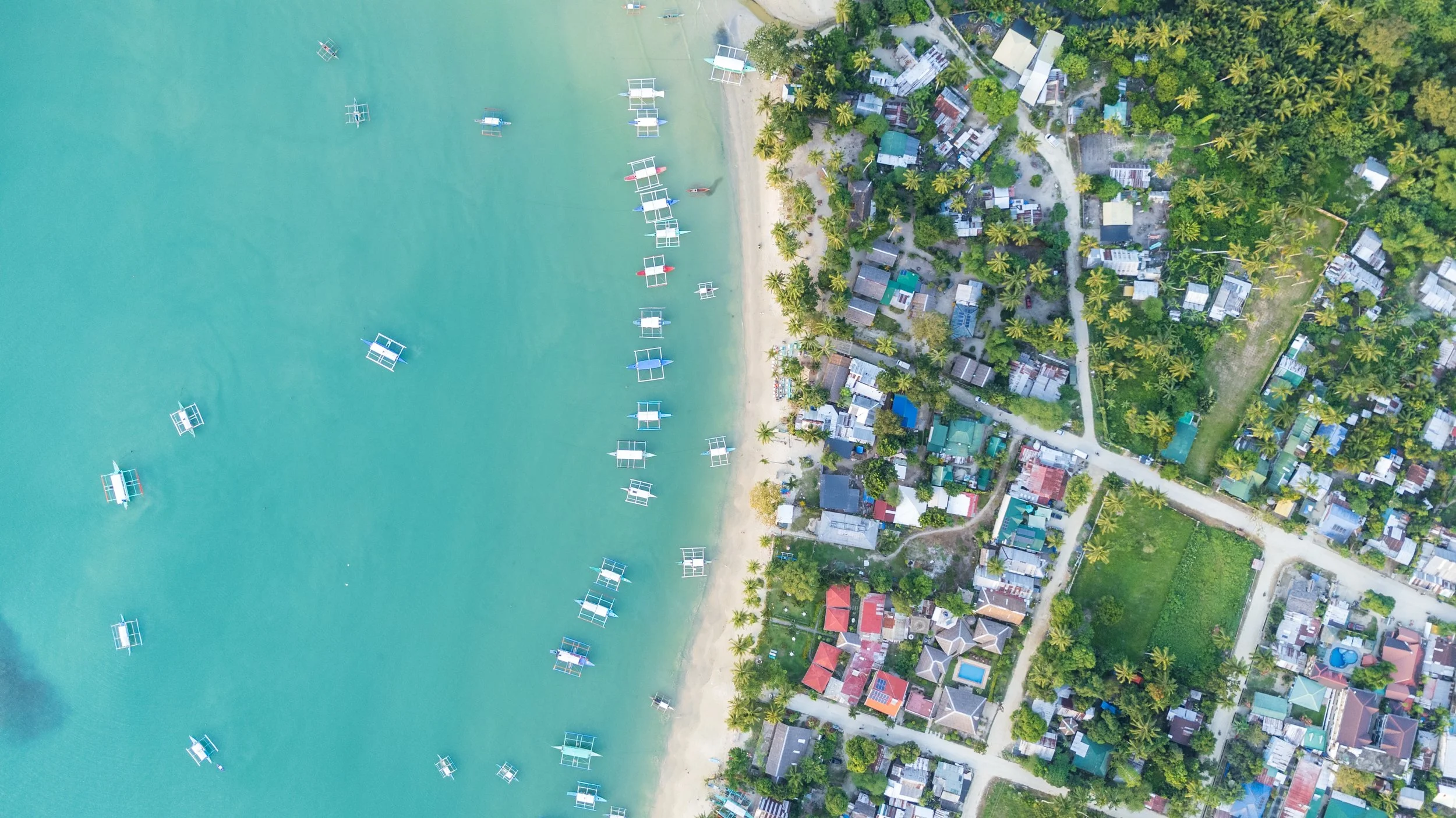 Vue aérienne du village et des bancas de Port Barton à Palawan