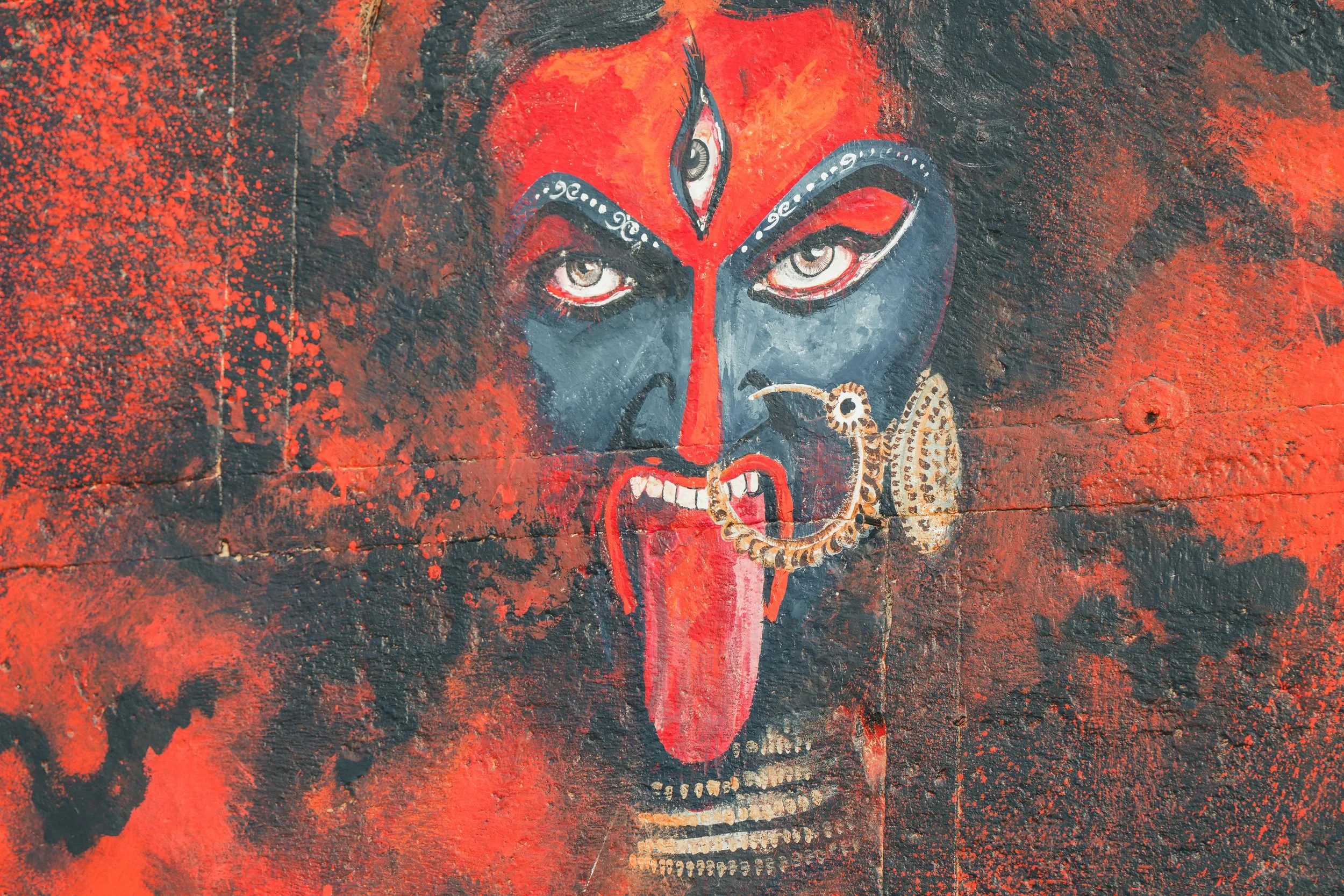 Fresque murale colorée de la déesse hindoue Kali dans une ruelle de Varanasi
