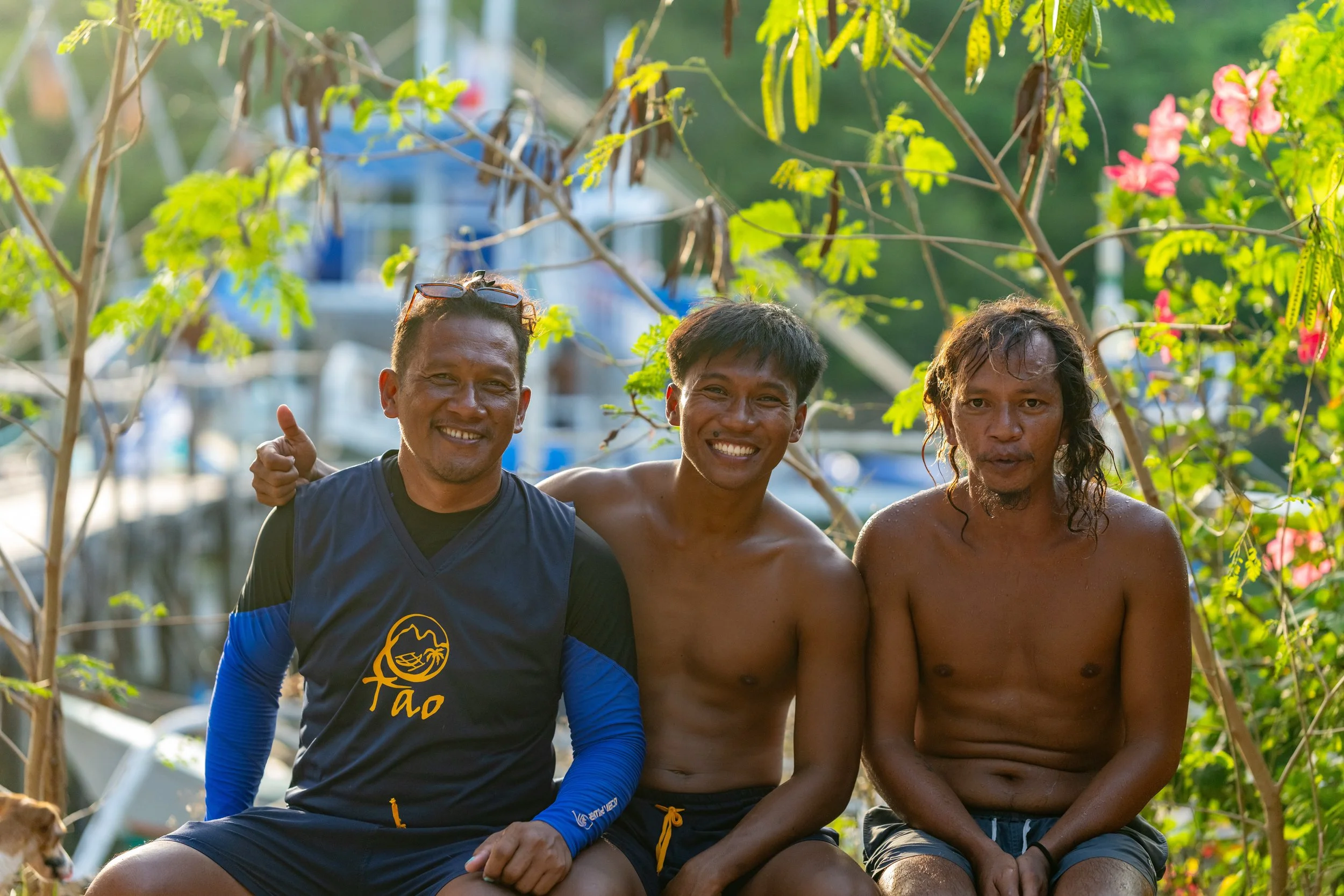 Équipage philippin de la croisière Tao Philippines posant sur le bateau