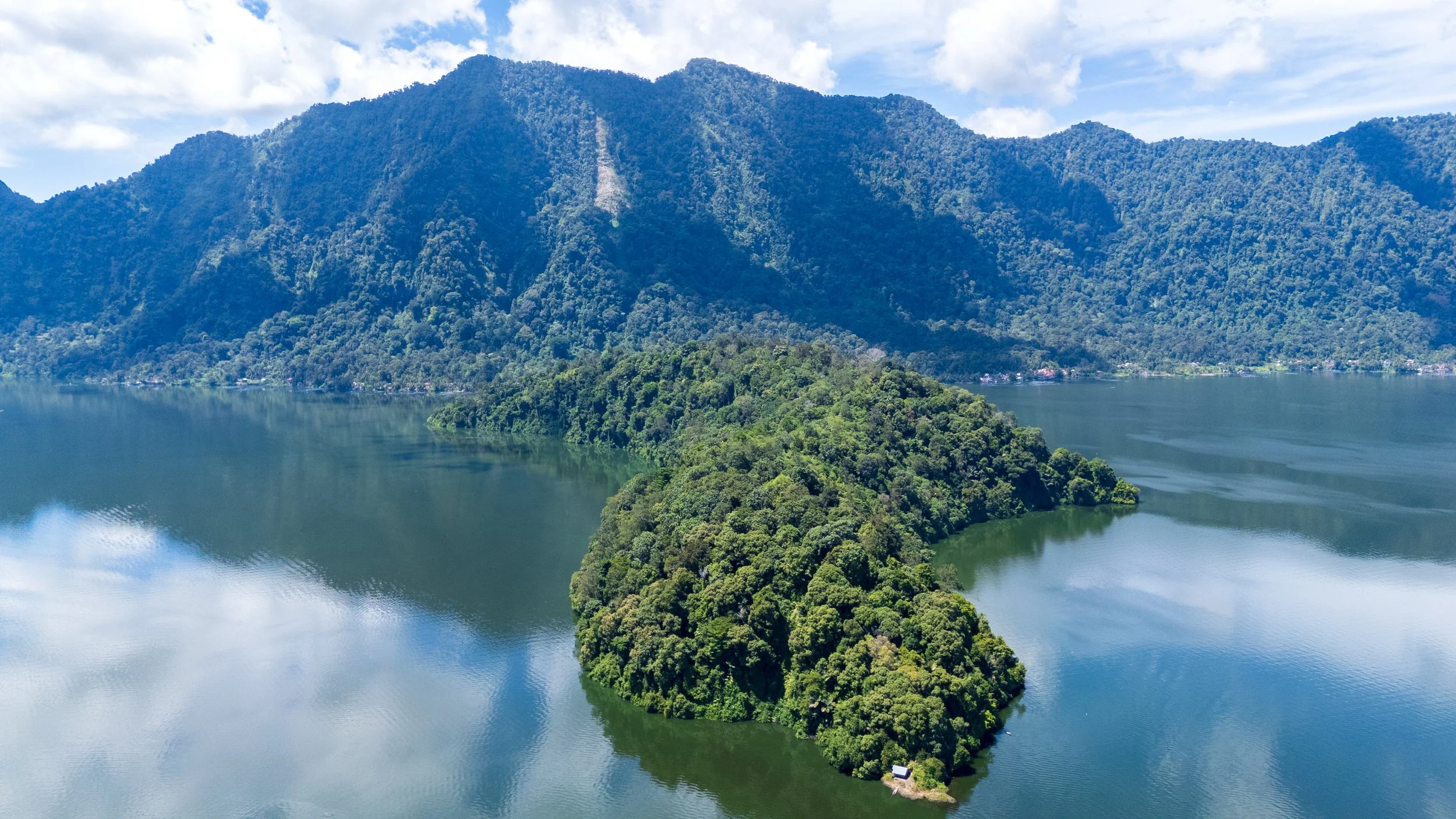 Presqu'île couverte de jungle plongeant dans le lac Maninjau