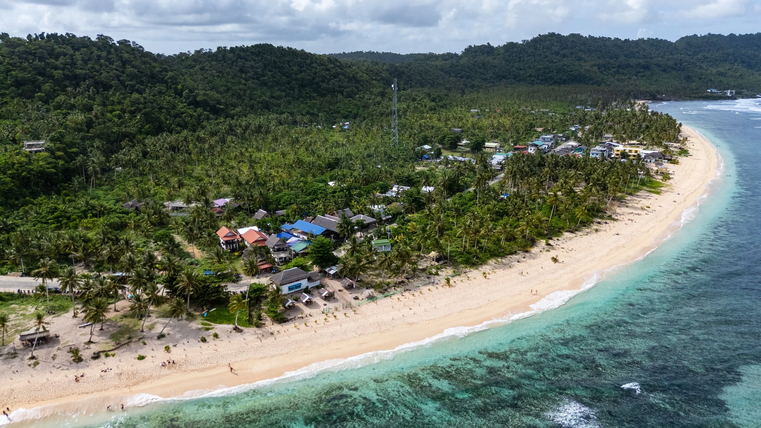Village et plage de Pacifico au nord de l'île de Siargao vus du ciel