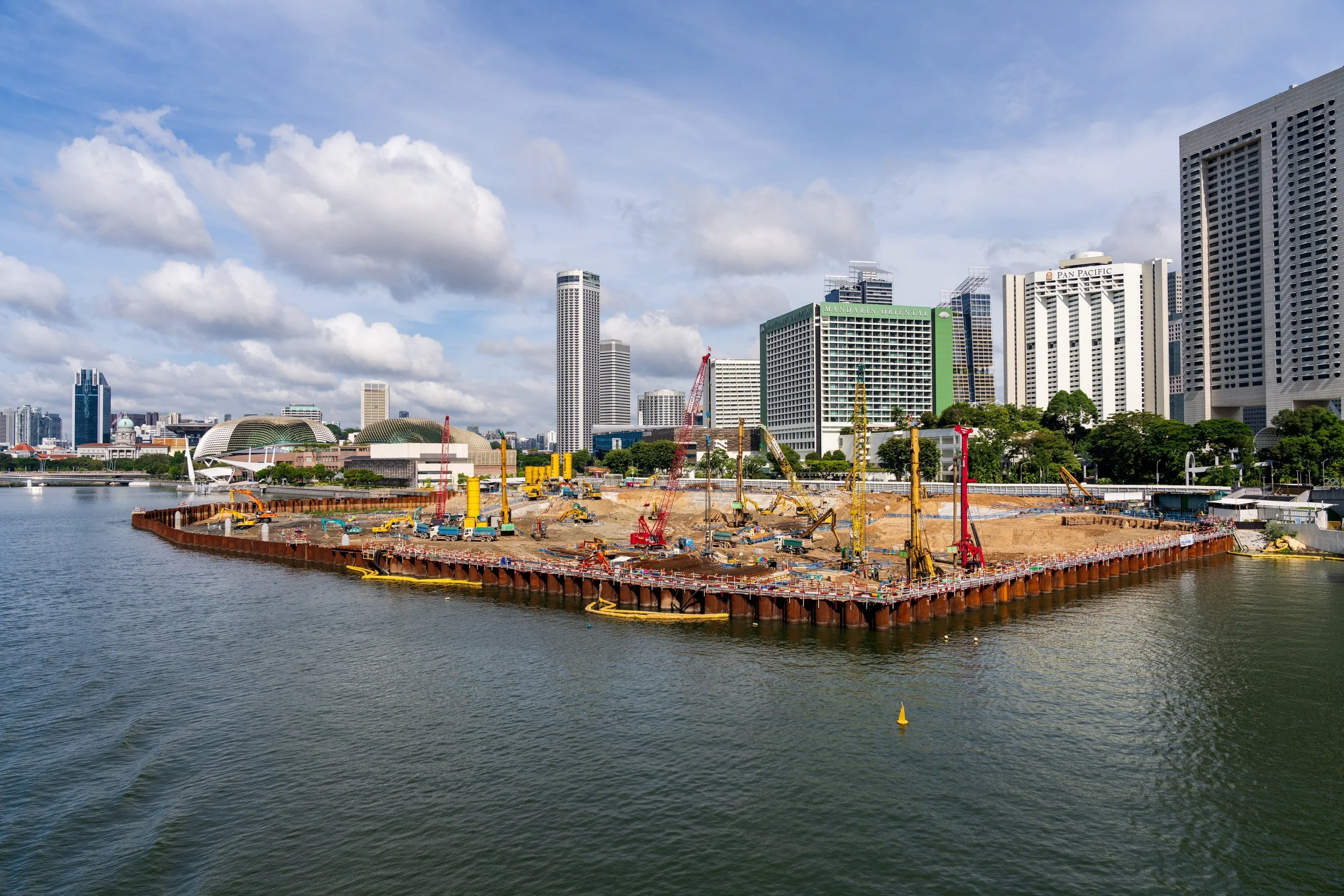 Skyline de Singapour vue depuis la baie de Marina