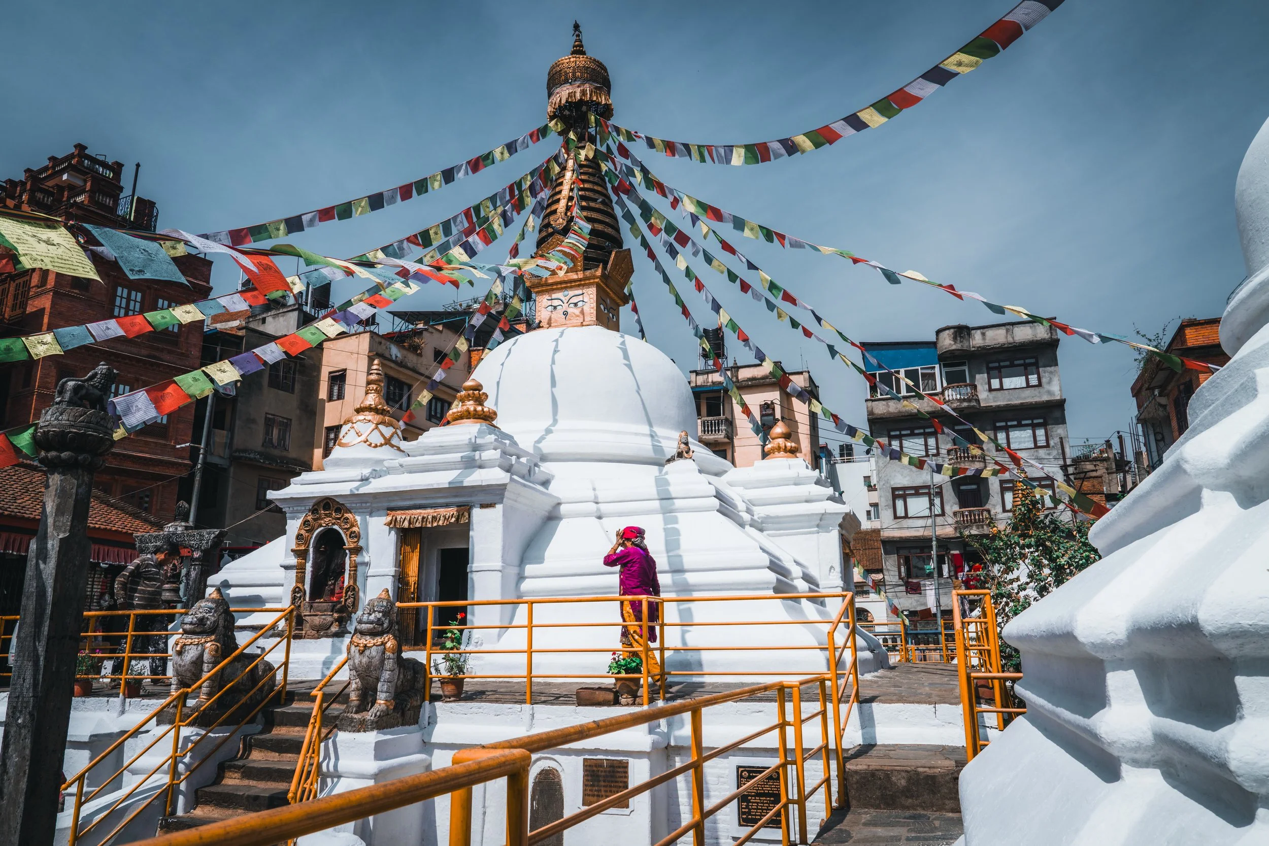 Stupa blanc et drapeaux de prière colorés dans le centre de Katmandou
