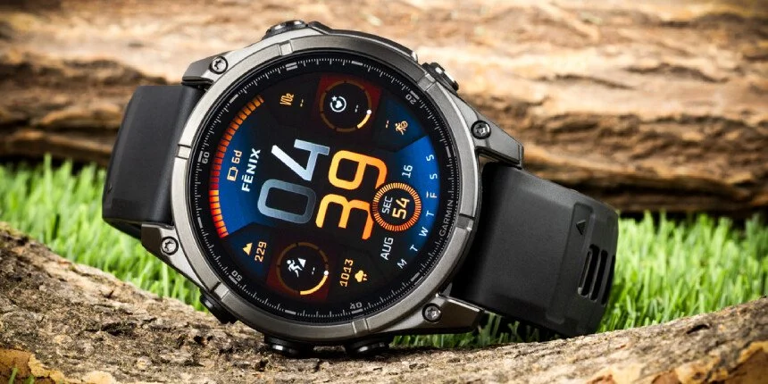 Garmin Fenix 8 posée sur un rocher avec son cadran multisport coloré