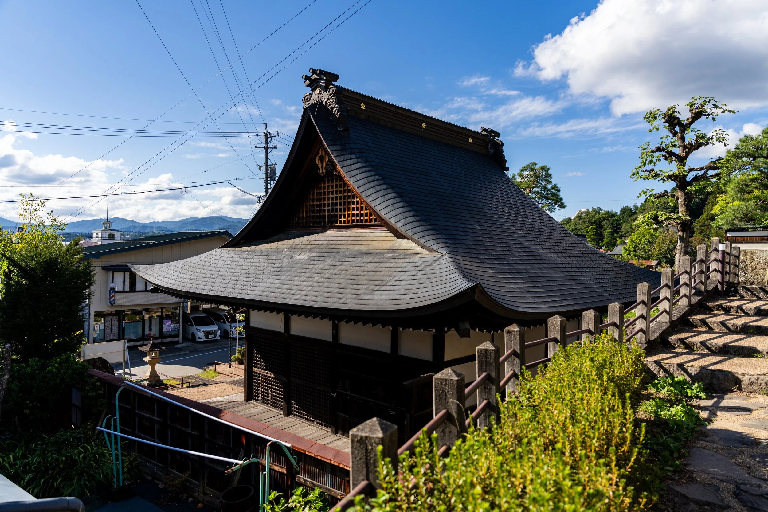 Toit courbé d'un temple bouddhiste dans les rues de Takayama au Japon