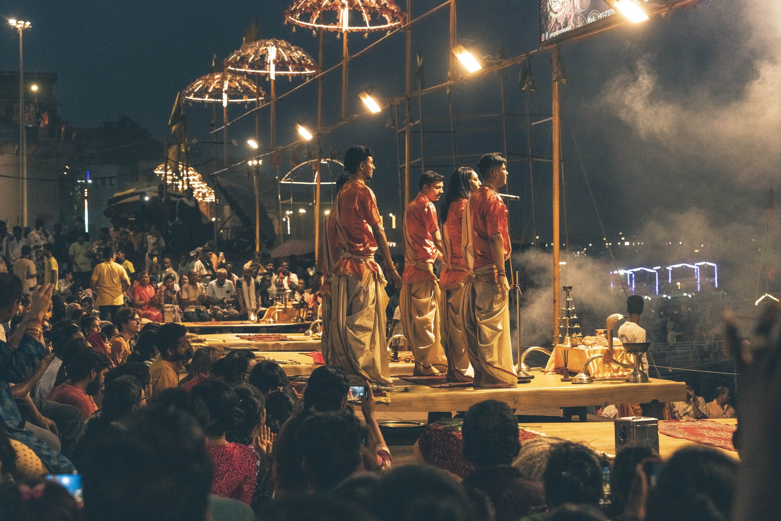 Cérémonie nocturne de la Ganga Aarti sous les ombrelles du Dashashwamedh Ghat à Varanasi