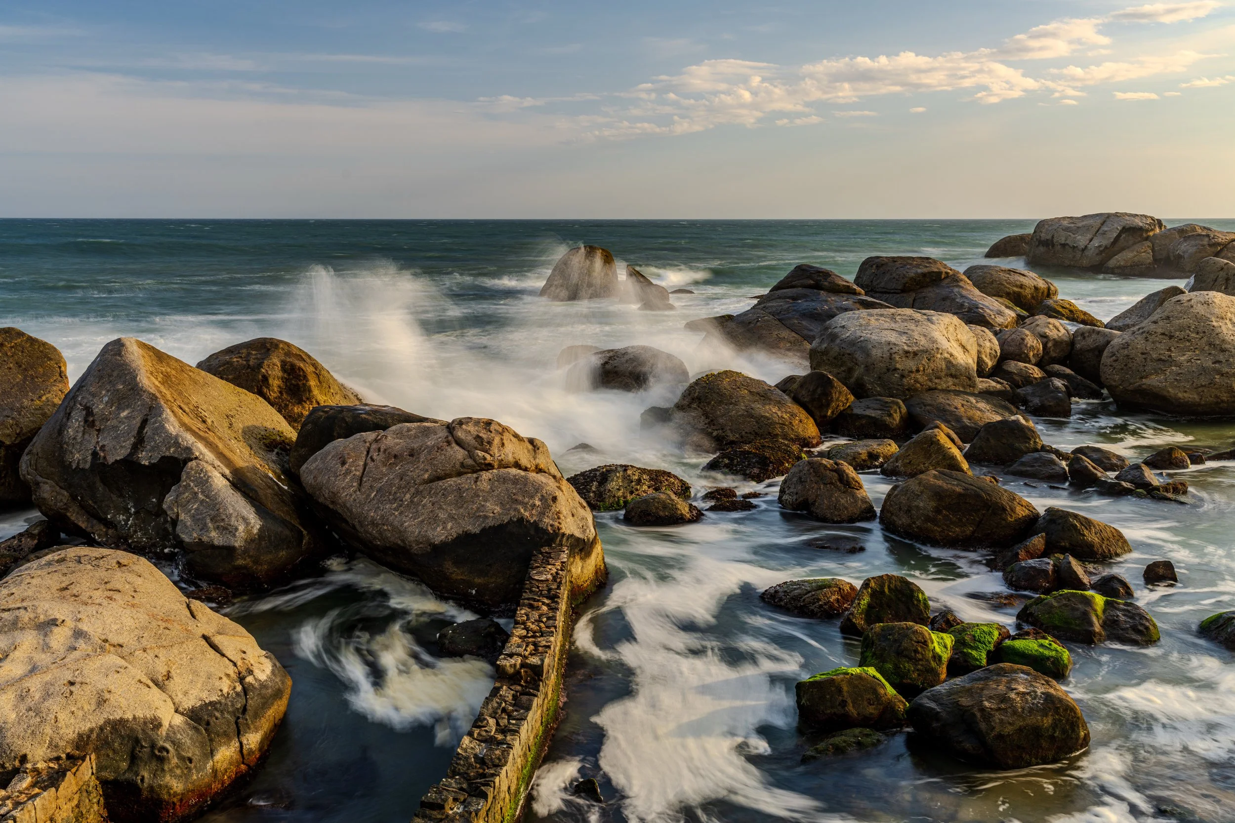 Vagues se brisant sur les rochers au confluent des trois mers à Kanyakumari