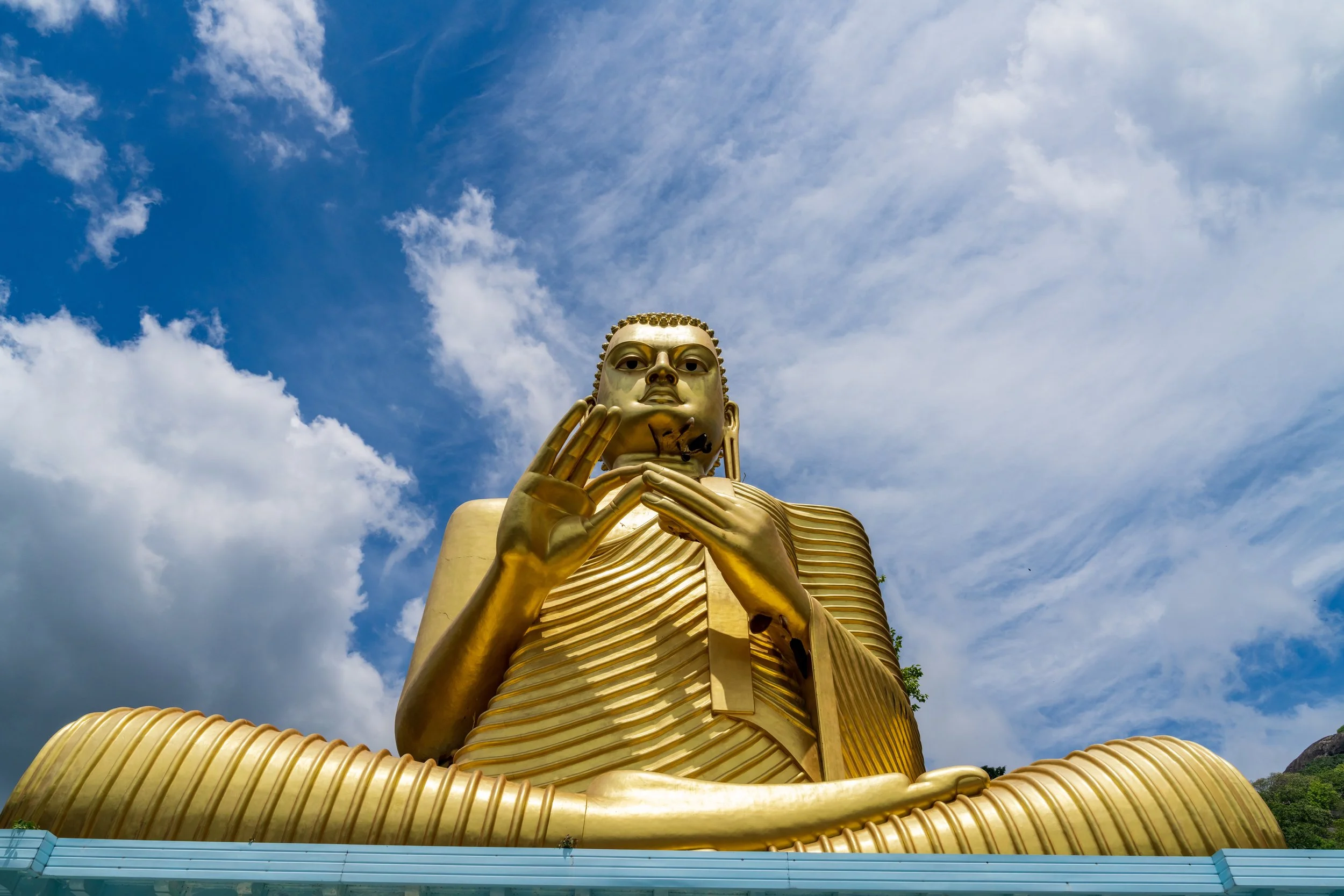 Statue de Bouddha doré du temple de Dambulla près de Sigiriya au Sri Lanka